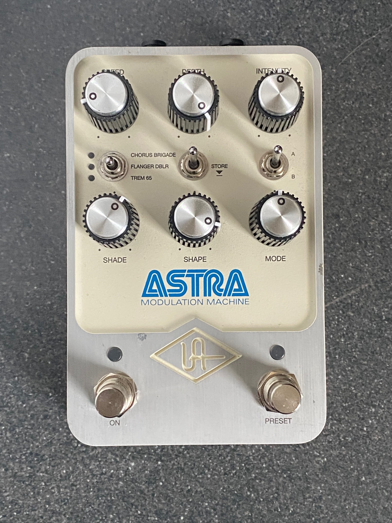 UAFX Astra (désormais pilotable en MIDI!)