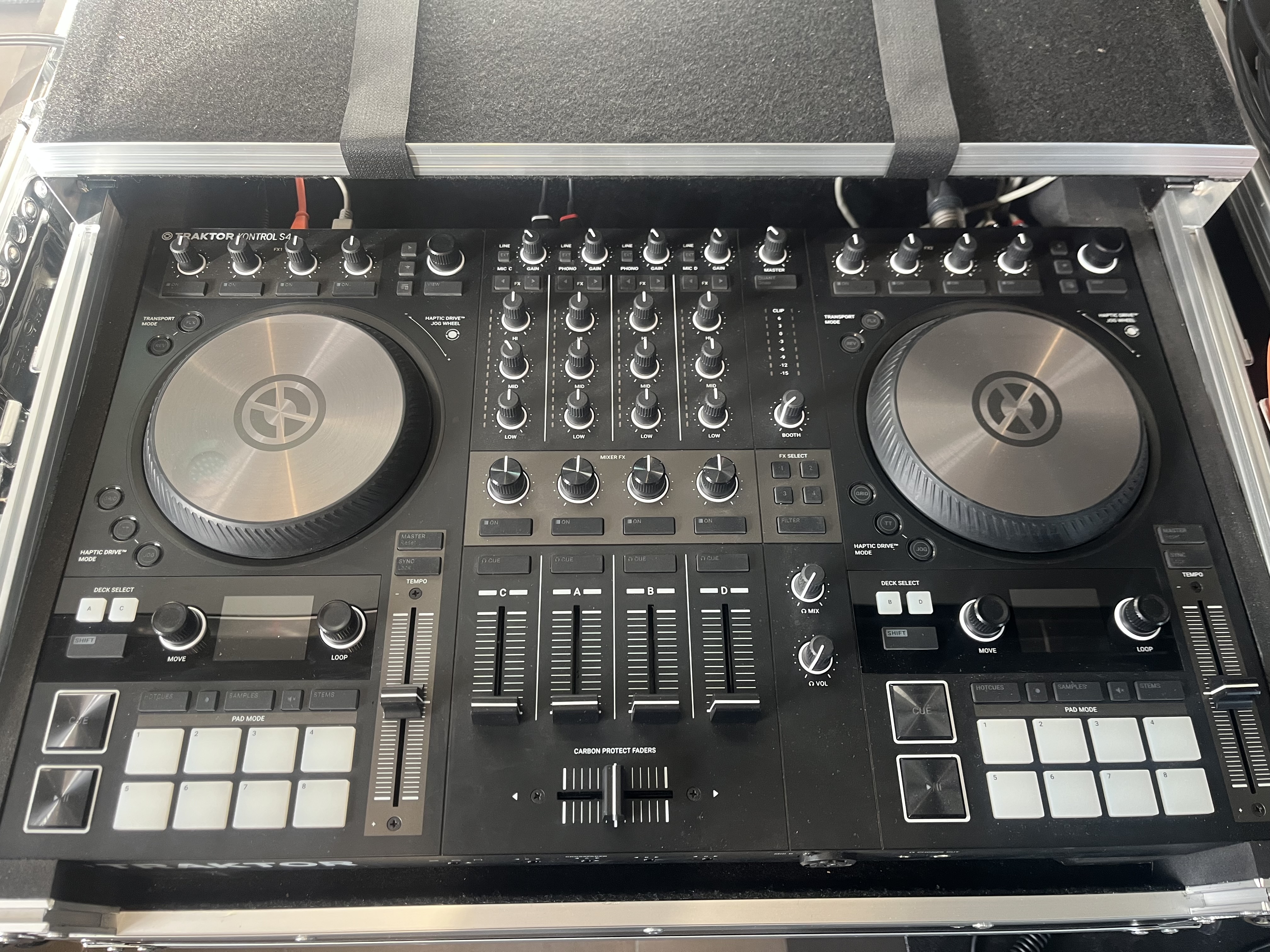 Vends controleur Traktor S4 MK3 avec Flight case