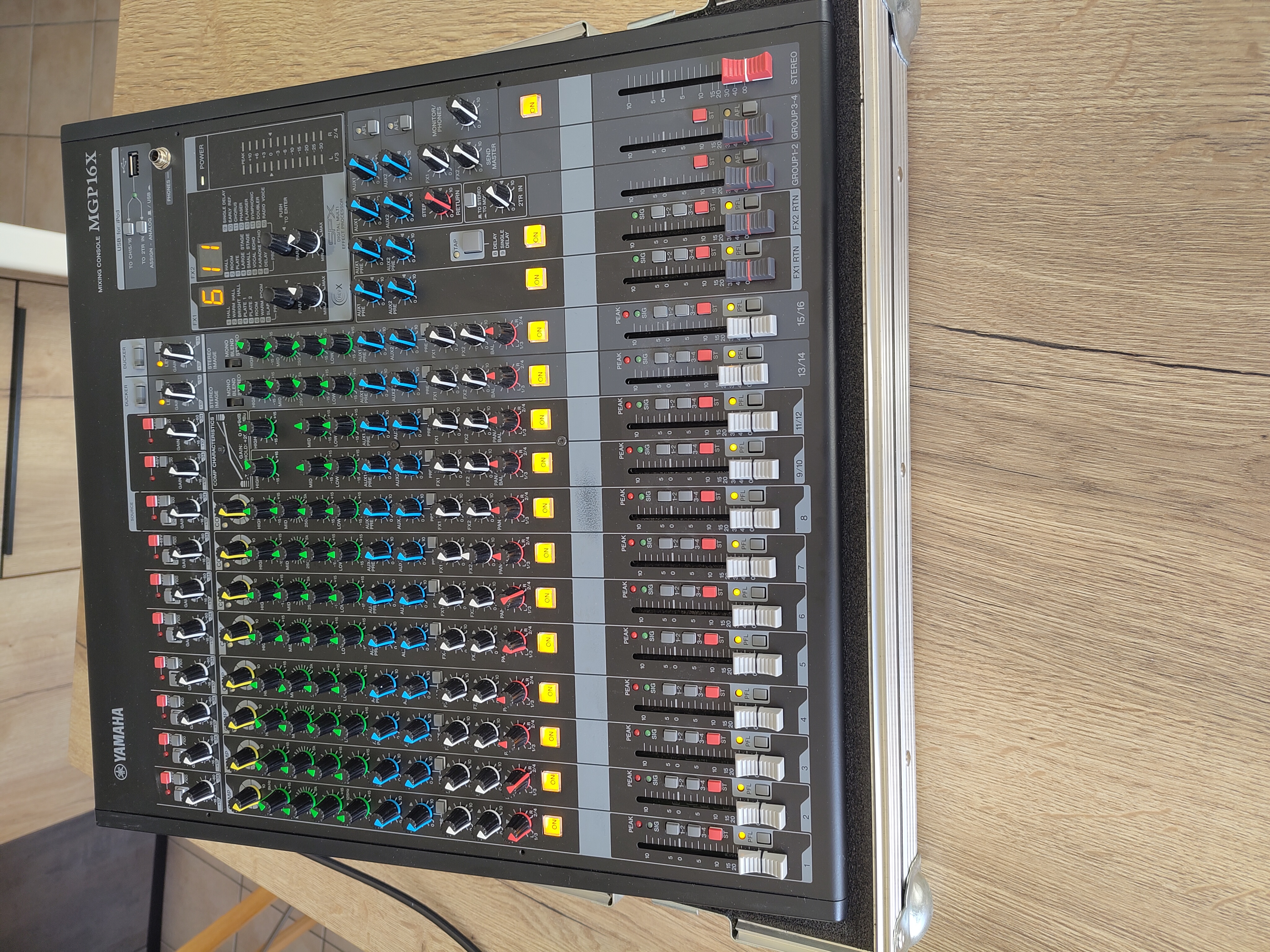 VENDS CONSOLE ANALOGIQUE YAMAHA MGP16X