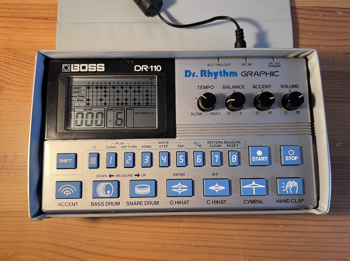 Boite a rythme synthèse analogique Boss DR110