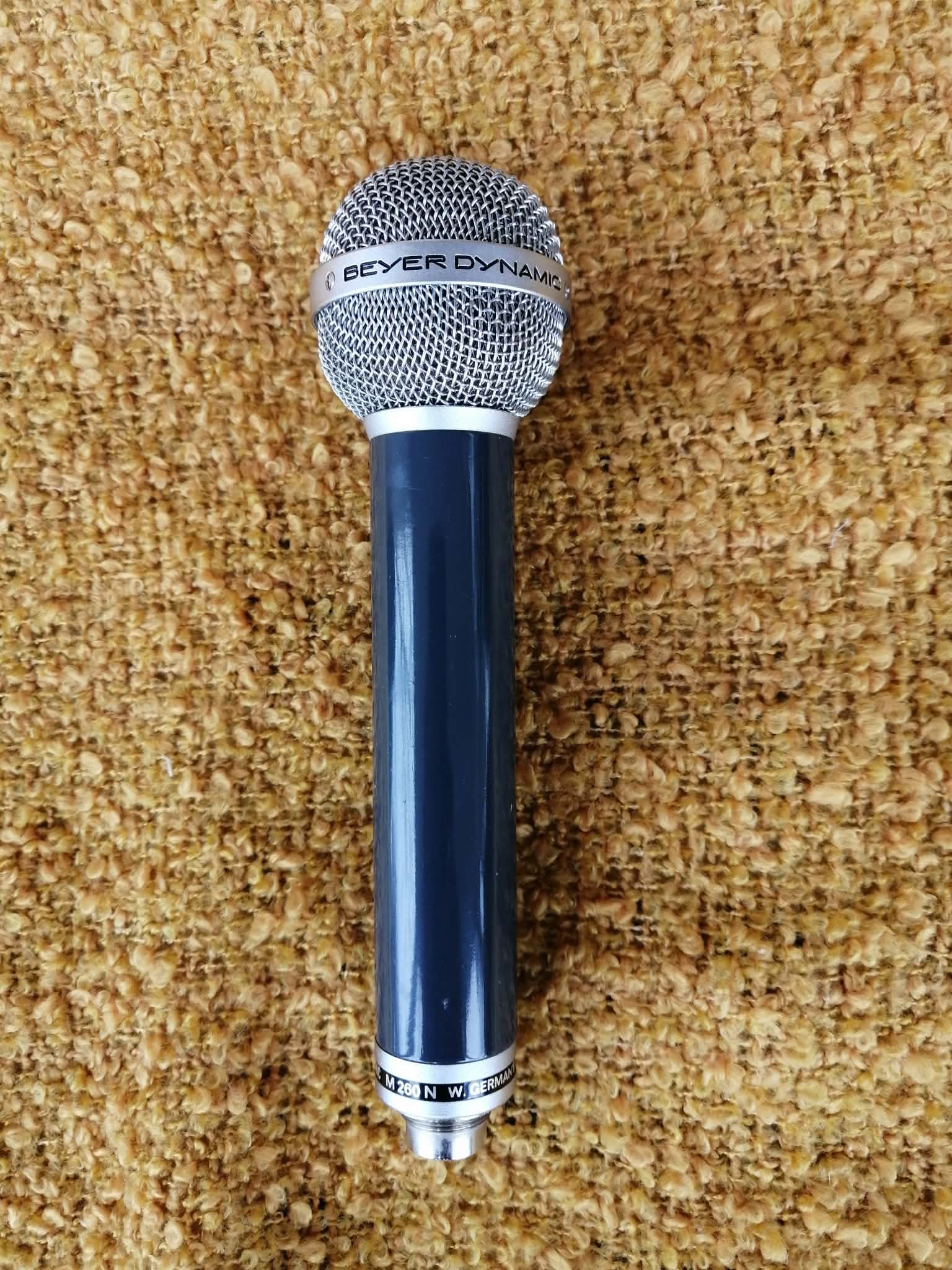 Microphone à ruban Beyerdynamic M260N avec sa boîte