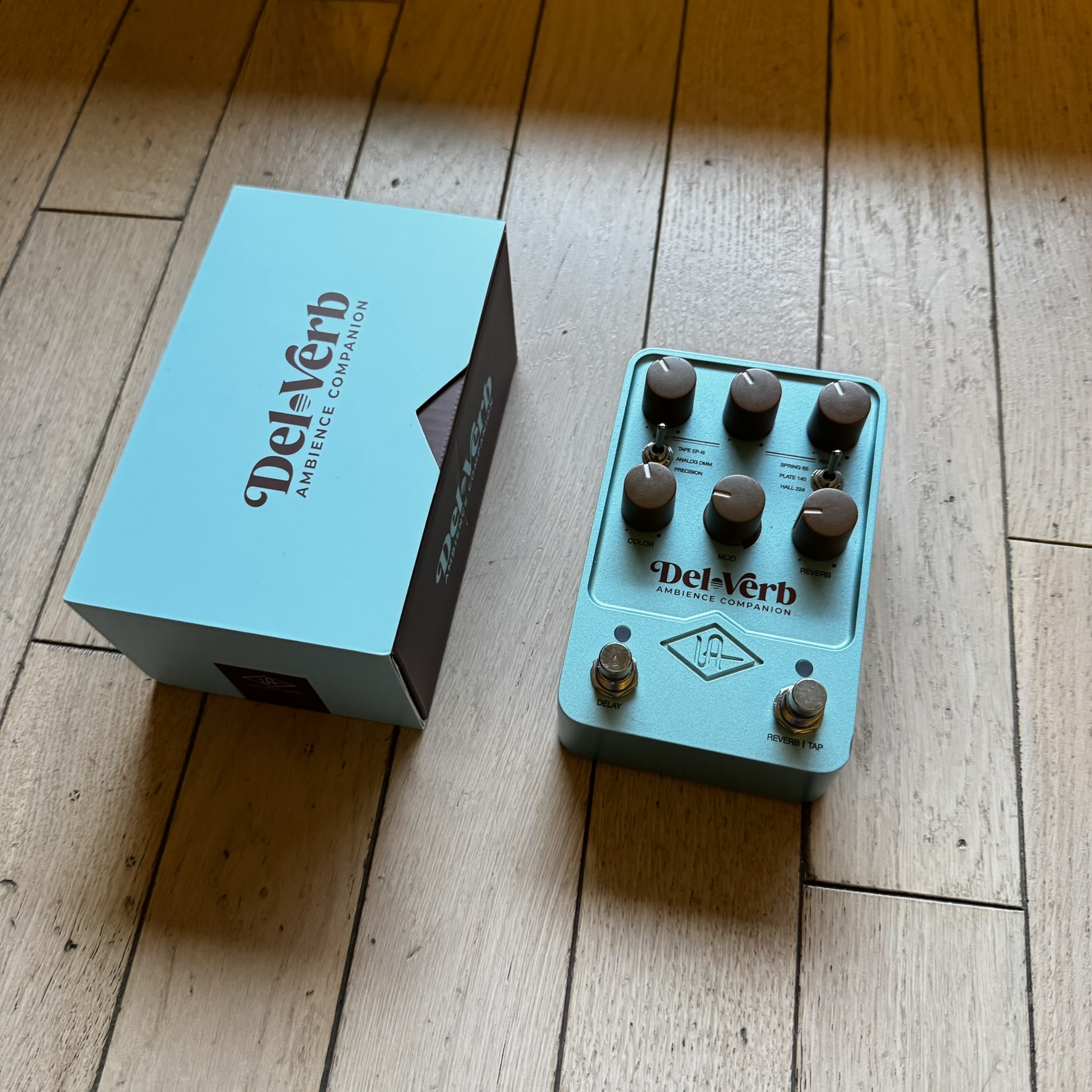 Universal Audio Del-Verb (delay + reverbe)