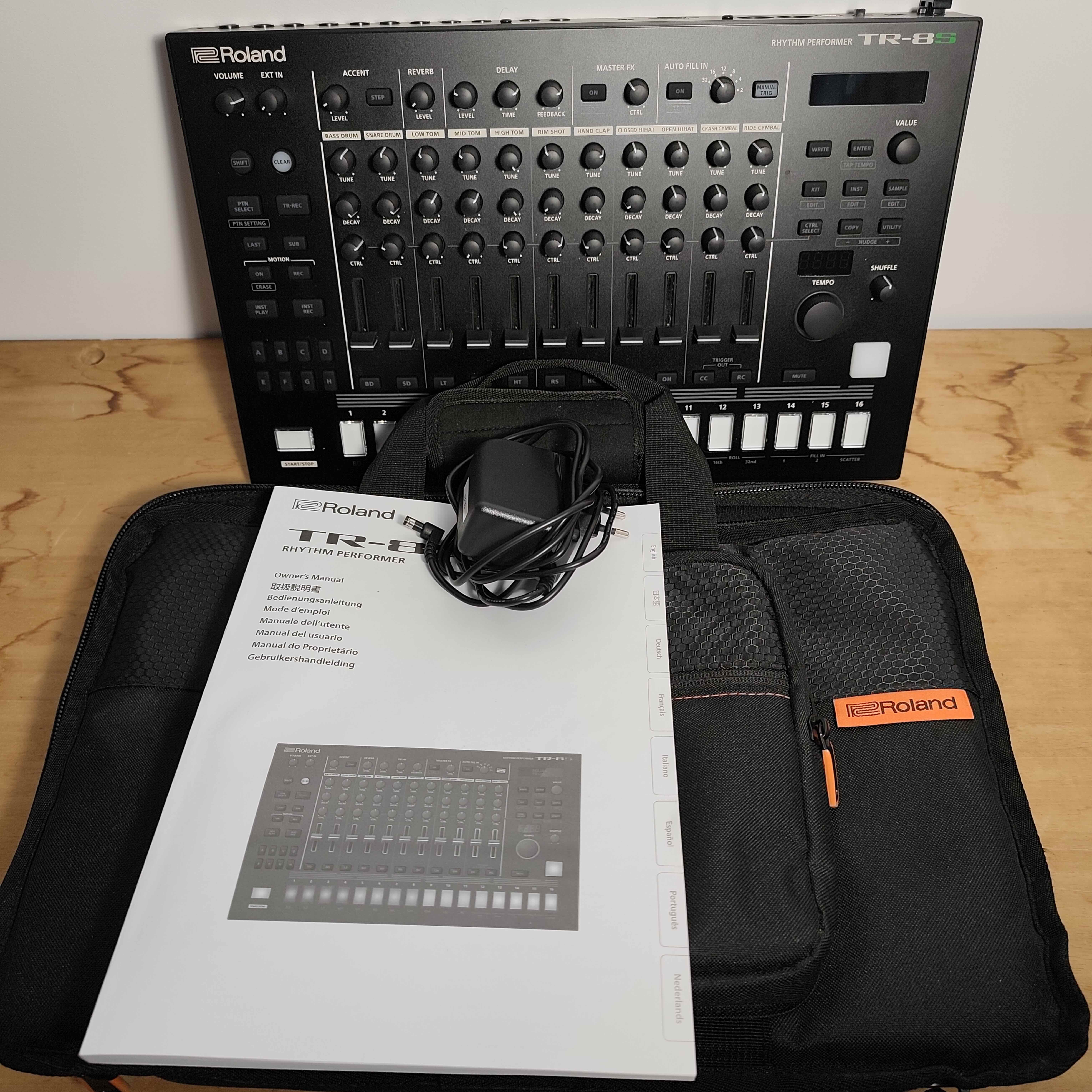 Á VENDRE : Roland TR-8S avec Sac de transport pour TR-8, TR-8S et MX-1