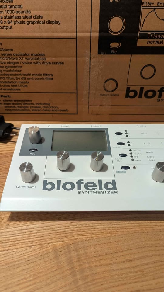 Synthé Waldorf Blofeld très bon état avec sa boite et alim