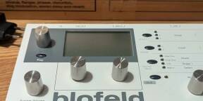 Synthé Waldorf Blofeld très bon état avec sa boite et alim