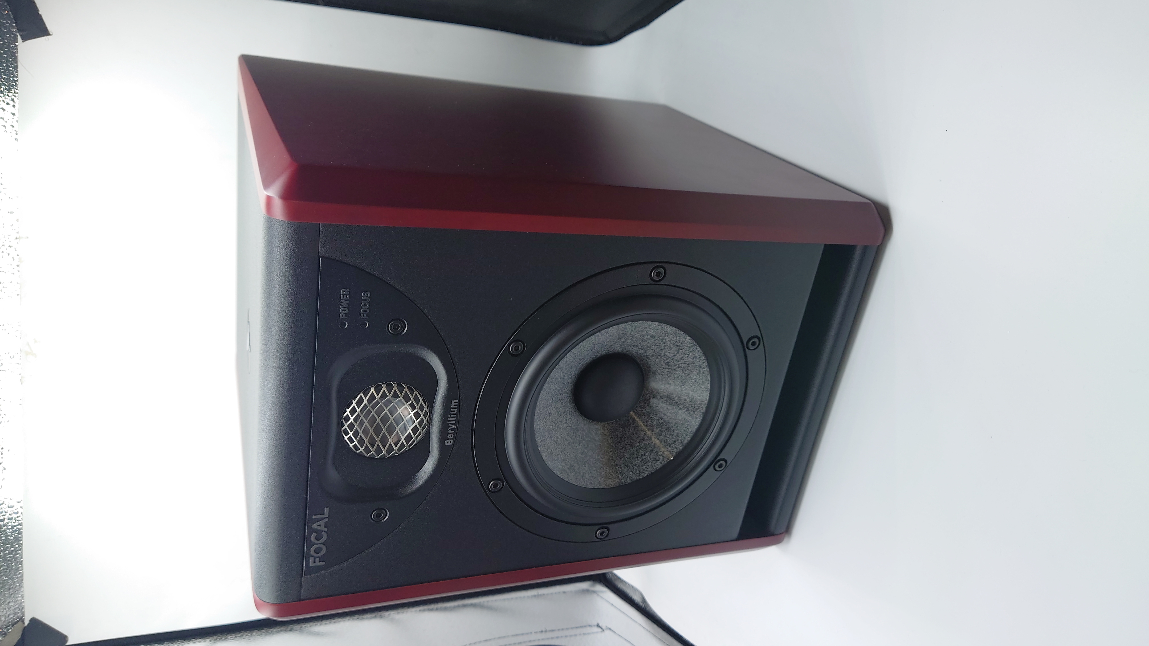 Une paire d'enceintes FOCAL Solo 6 