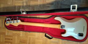 Vends une rare Fender precision US deluxe fretless active de 1995.