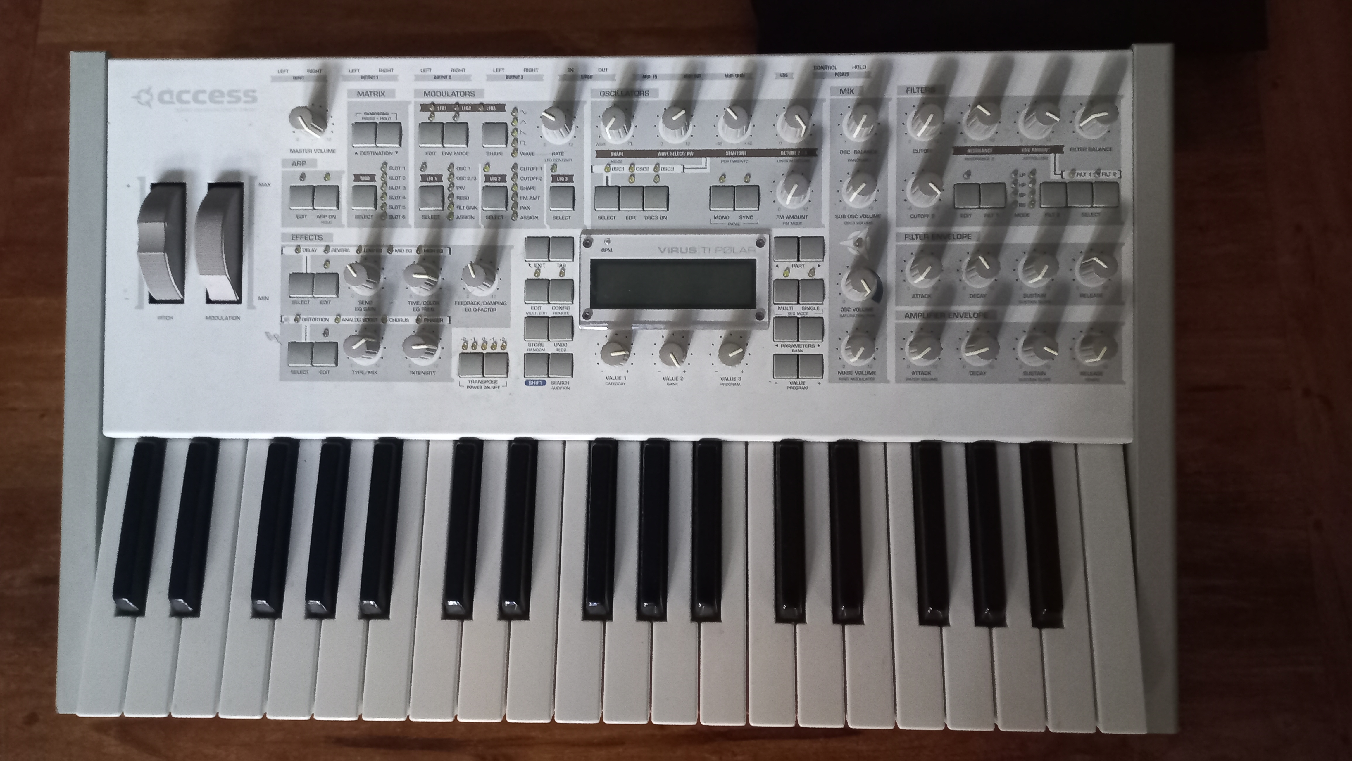 Vends Access Virus TI Polar (+ dust cover sur mesure)