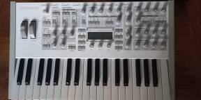 Vends Access Virus TI Polar (+ dust cover sur mesure)