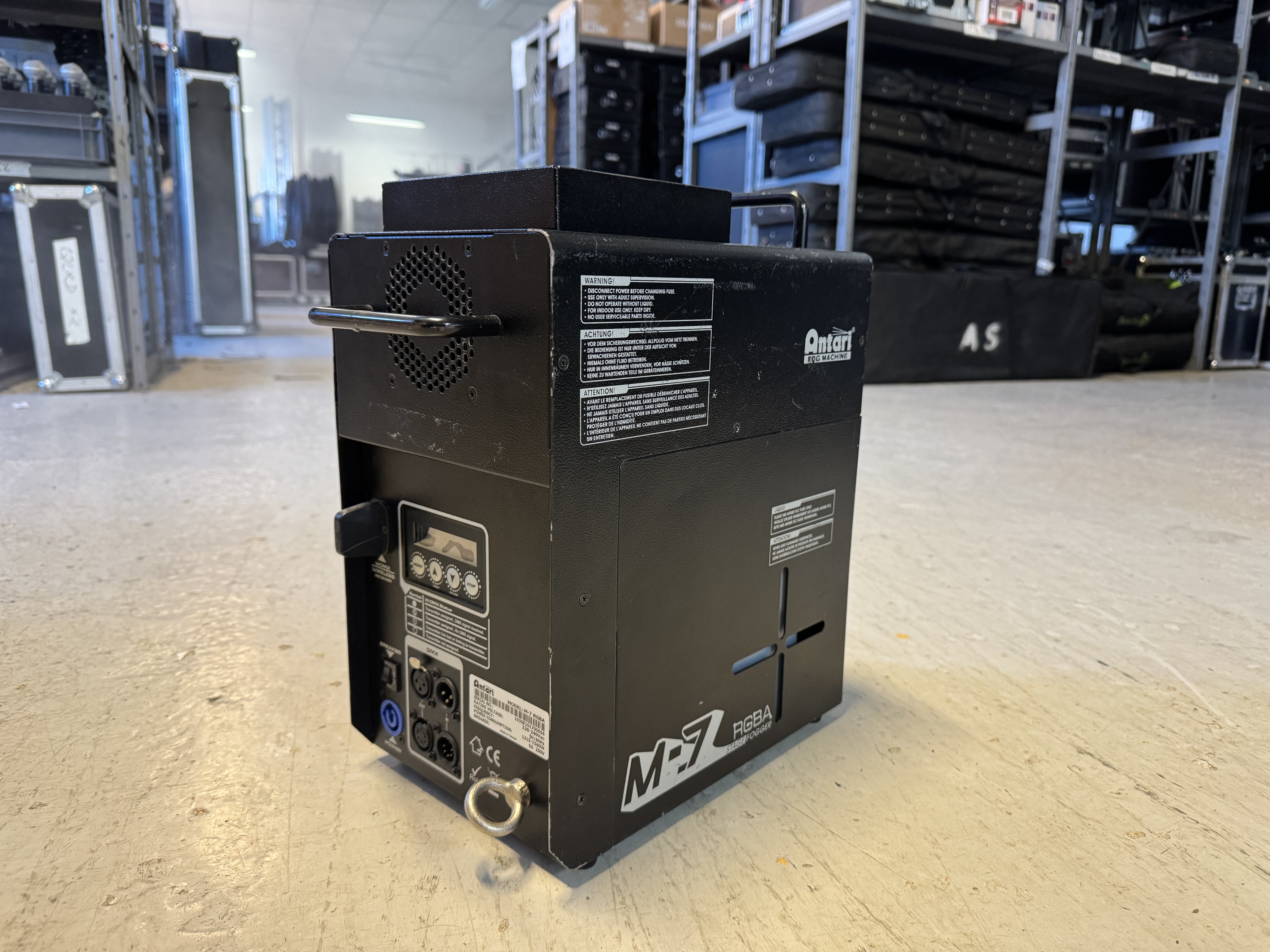 MACHINE A FUMEE TYPE GEYSER 1500 W + RGBA LED ANTARI