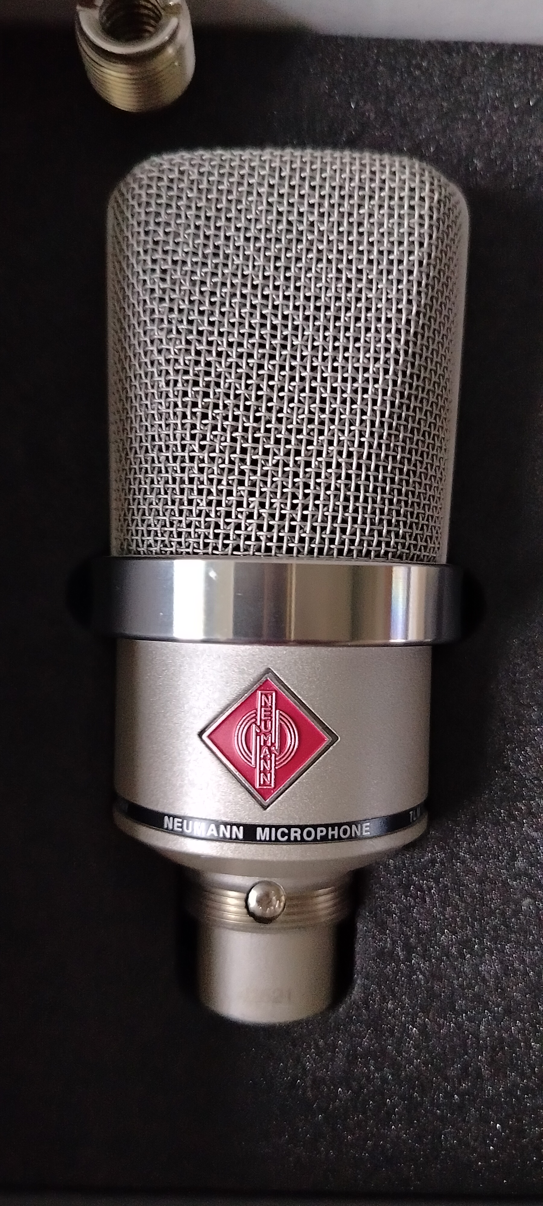 vends un Neumann TLM 102 – Studio Set, micro statique large membrane, première main, en état absolument impeccable.