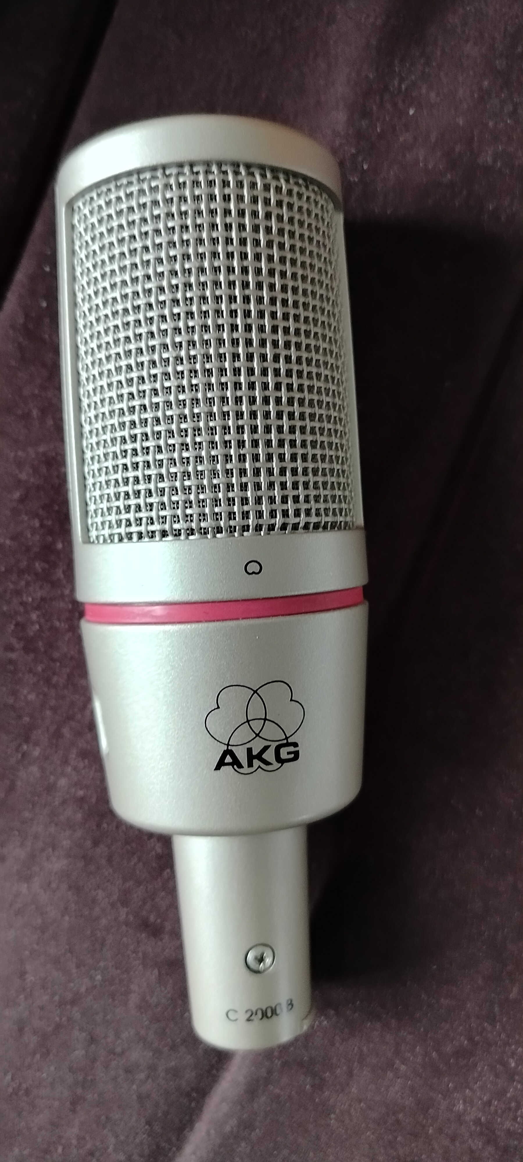 Je vends mon AKG C2000B, micro statique à condensateur, première main, en parfait état.