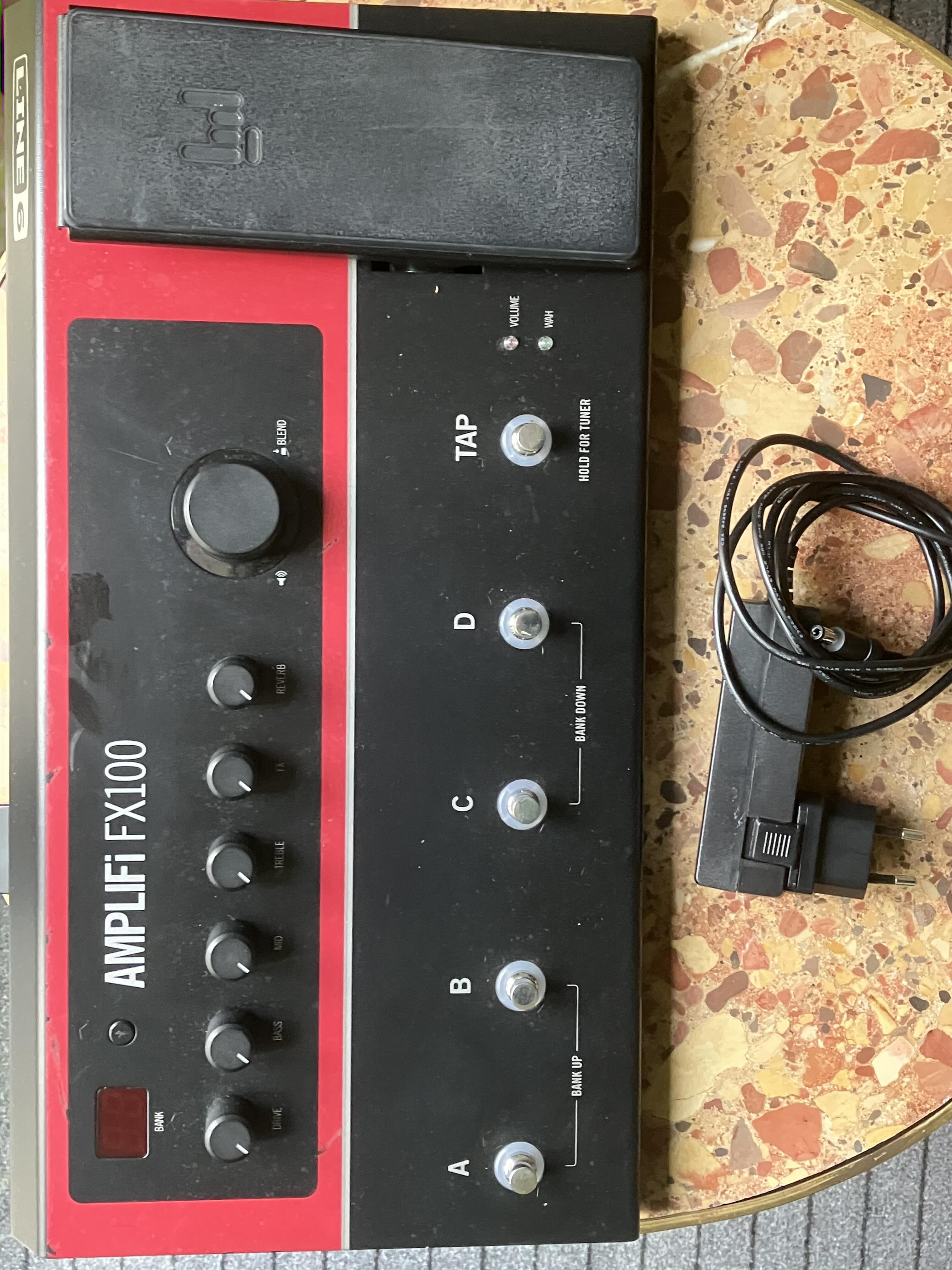 Pédalier guitare Line6 AMPLIFI FX100, peu servi, parfait étaT