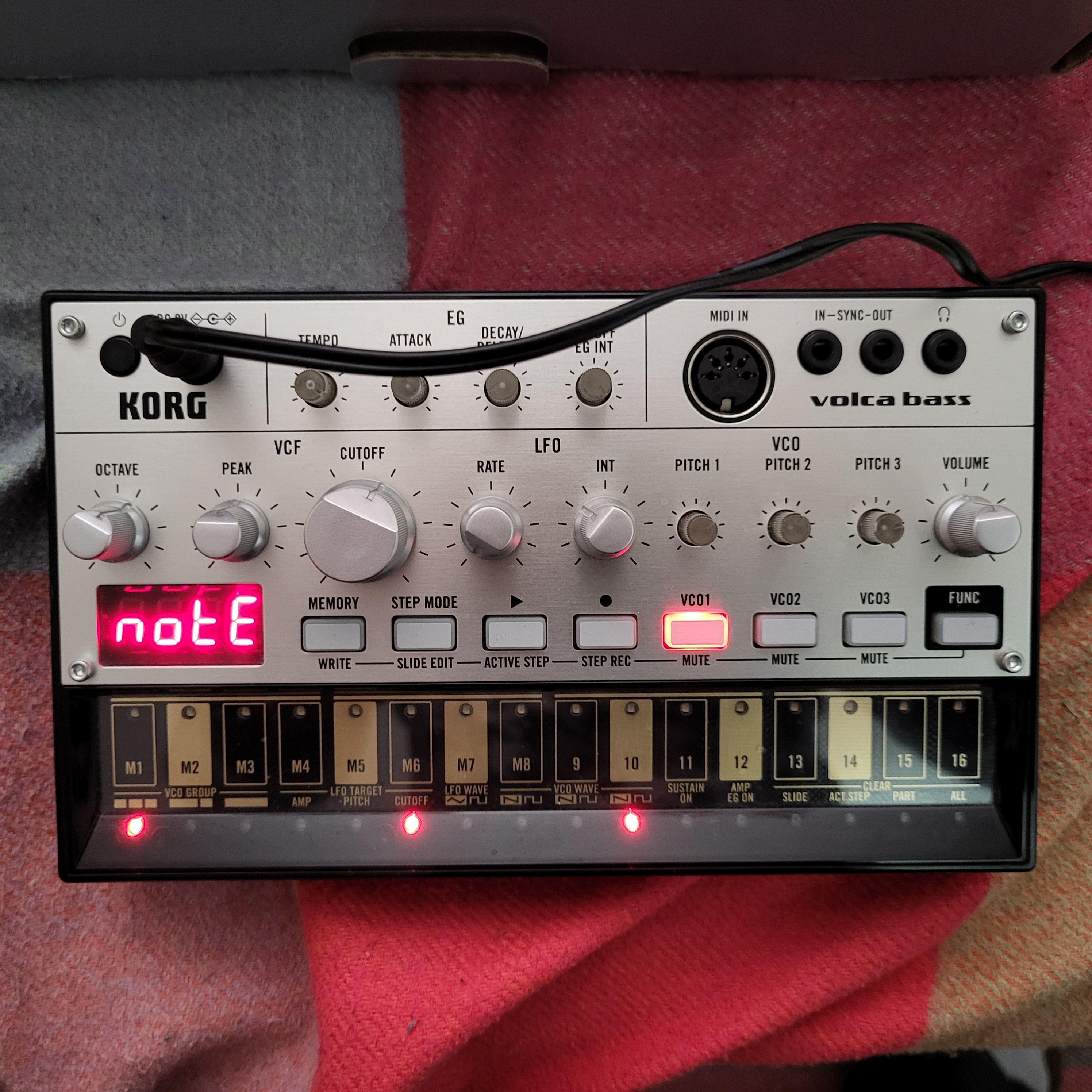 Vends korg volca bass avec alimentation et emballages 