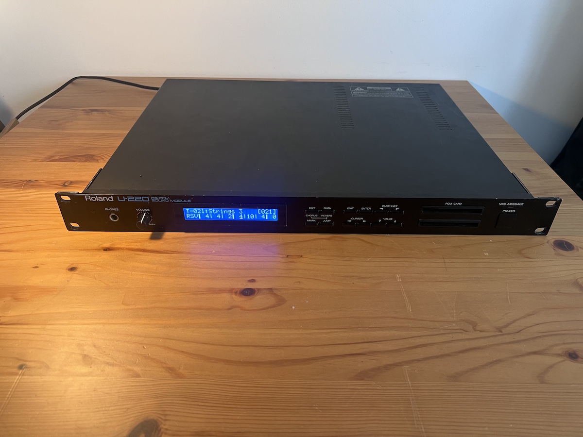 Expandeur Roland U220. TBE. Ecran bleu synthwinds