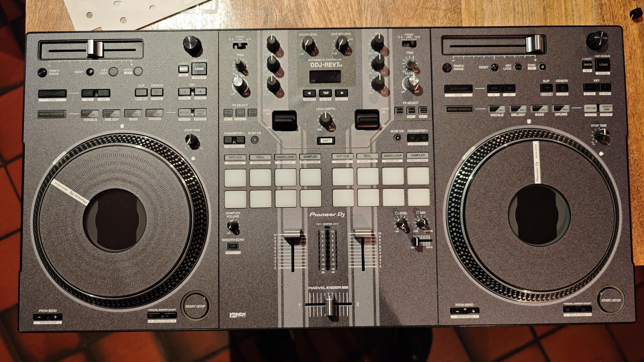 Controleur DJ Pioneer DDJ-REV7 + Skin + Housse