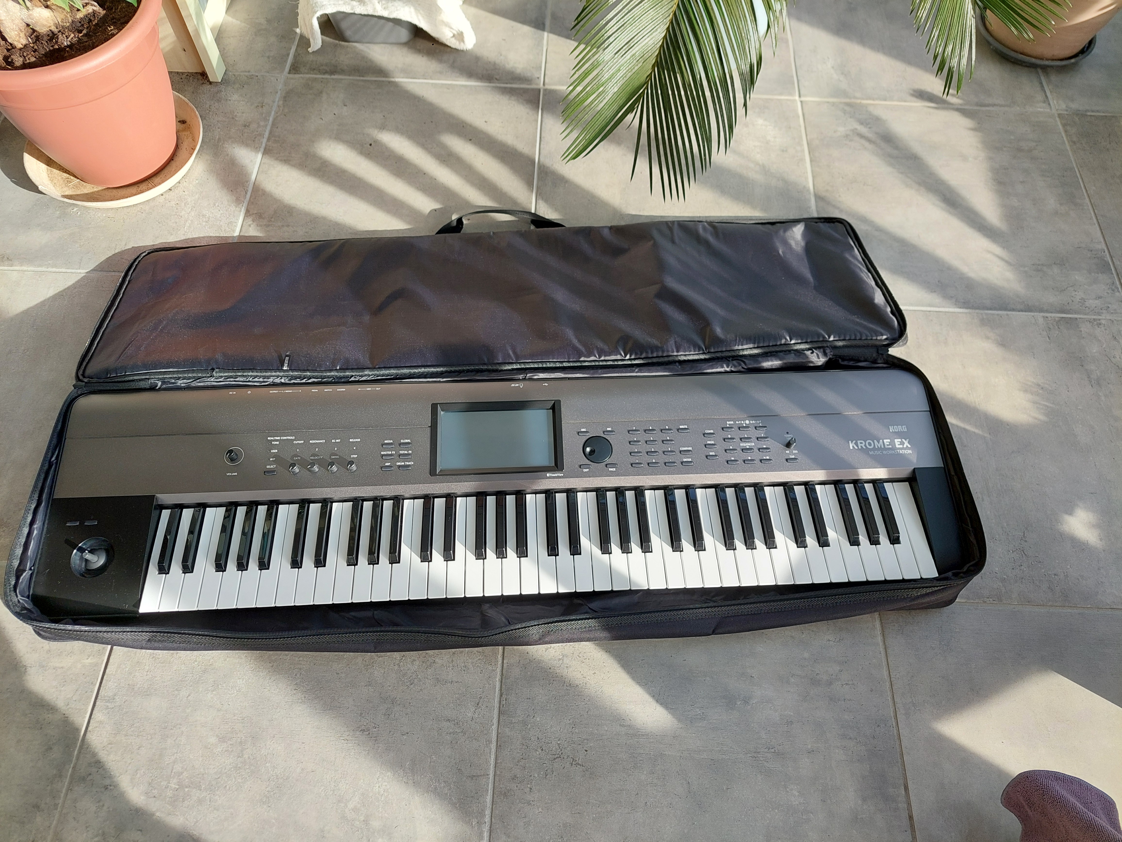 VENDS WORKSTATION KORG KROME EX 73