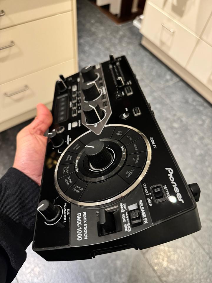 Pioneer RMX 1000 avec sac de transport.
