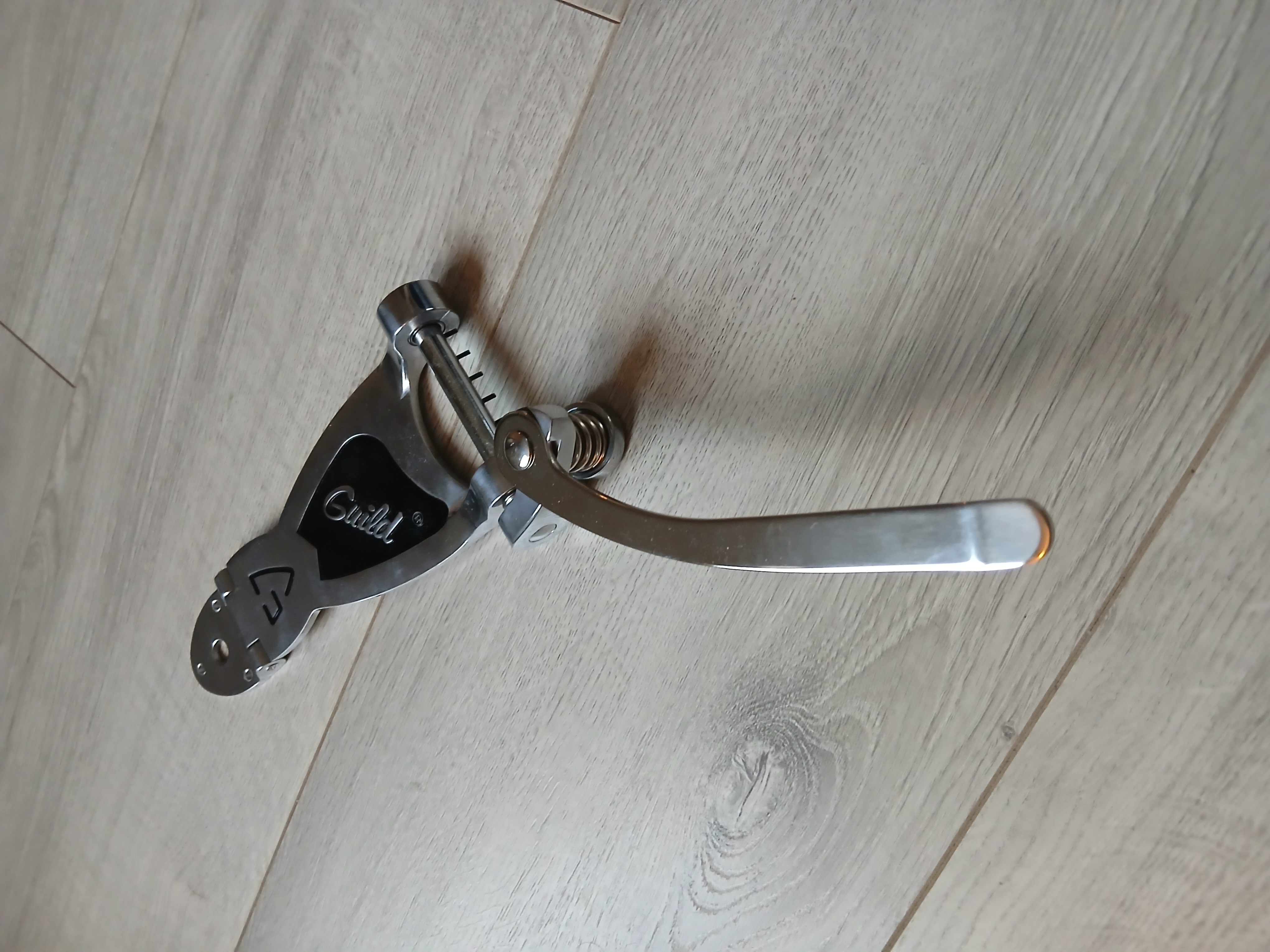 Vibrato type "Bigsby"