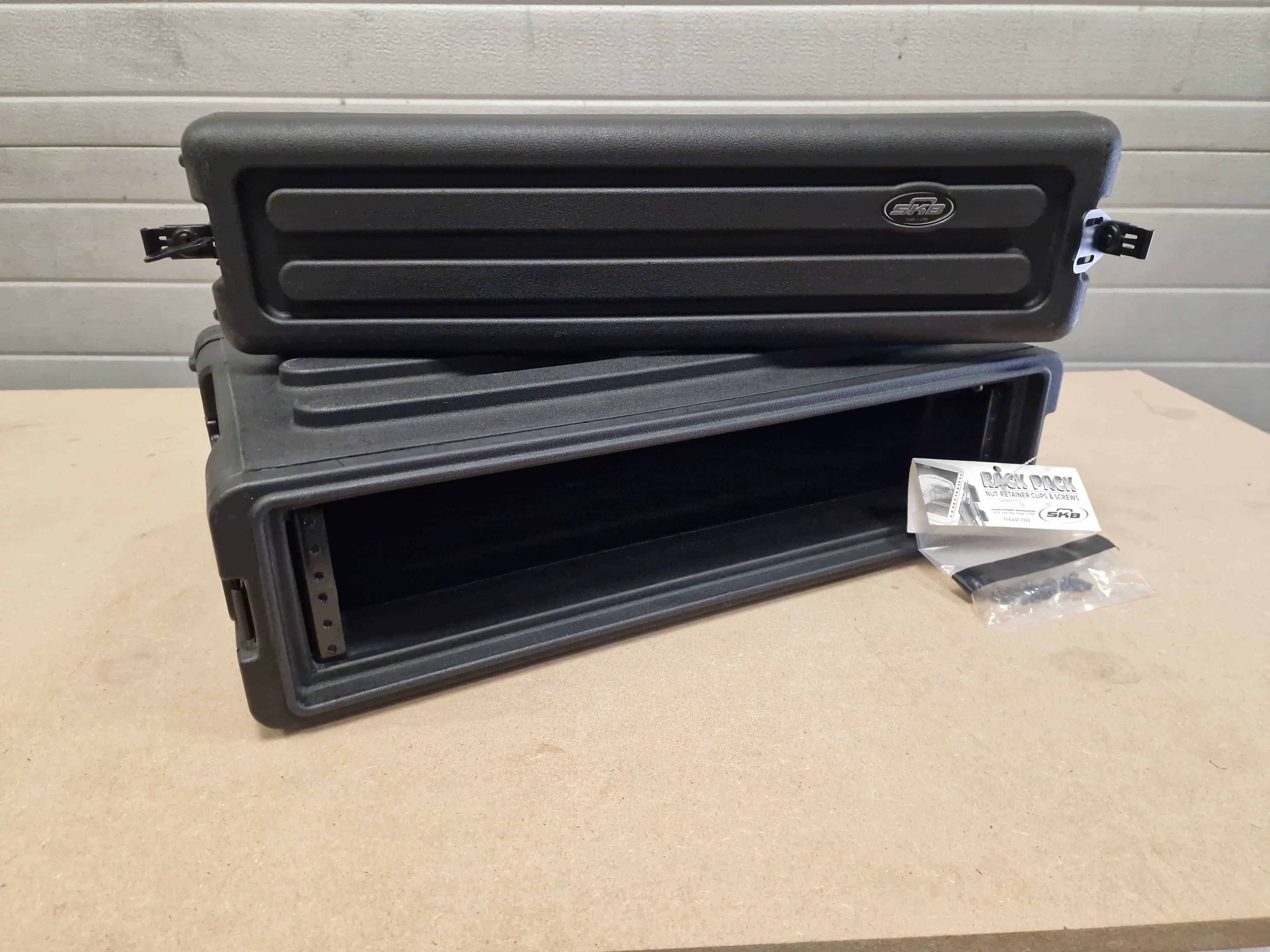 Vends SKB Roto-Molded 2U Shallow Rack (état neuf)