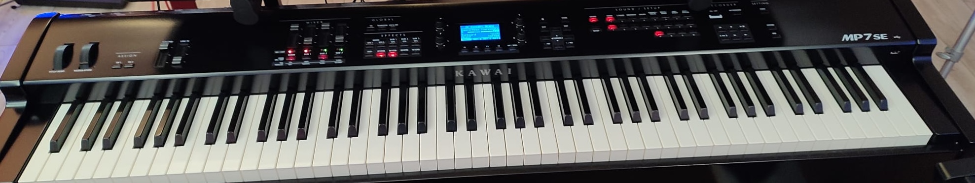 Vends piano KAWAI MP7 se avec son flight sur mesure.