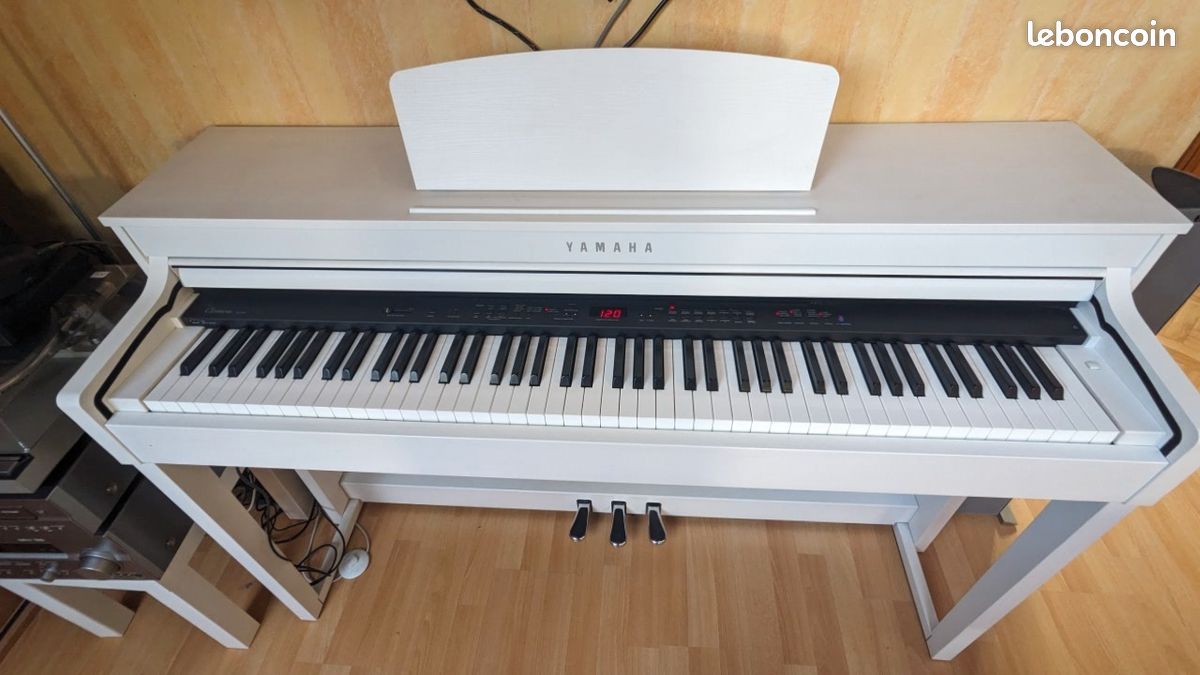 Piano numérique Yamaha CLP-430 et banquette