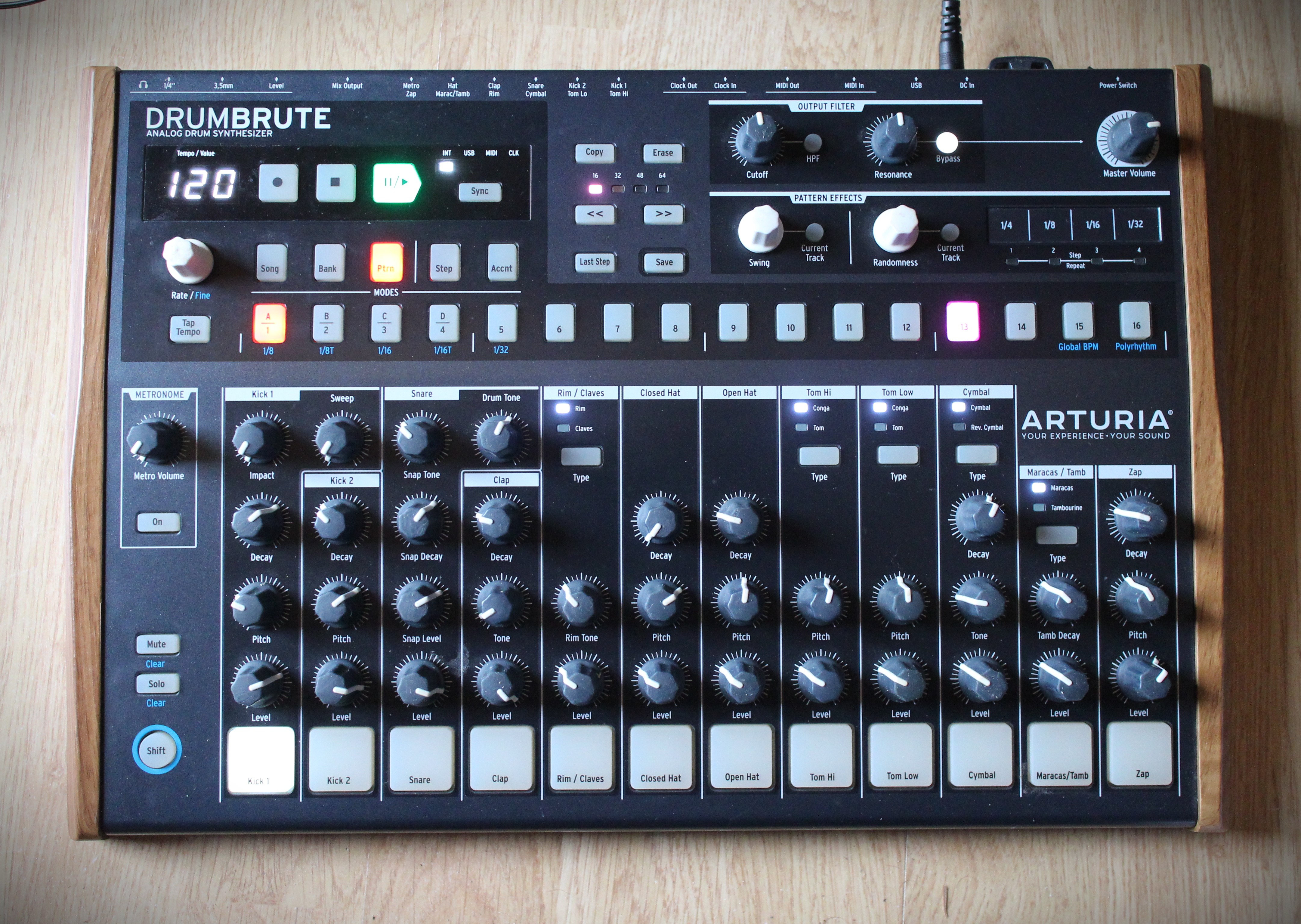 Boite à rythme 100% analogique d'Arturia