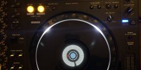 Pioneer CDJ 2000, état impeccable. Version américaine. Livrée avec le câble d'alimentation et transfo.