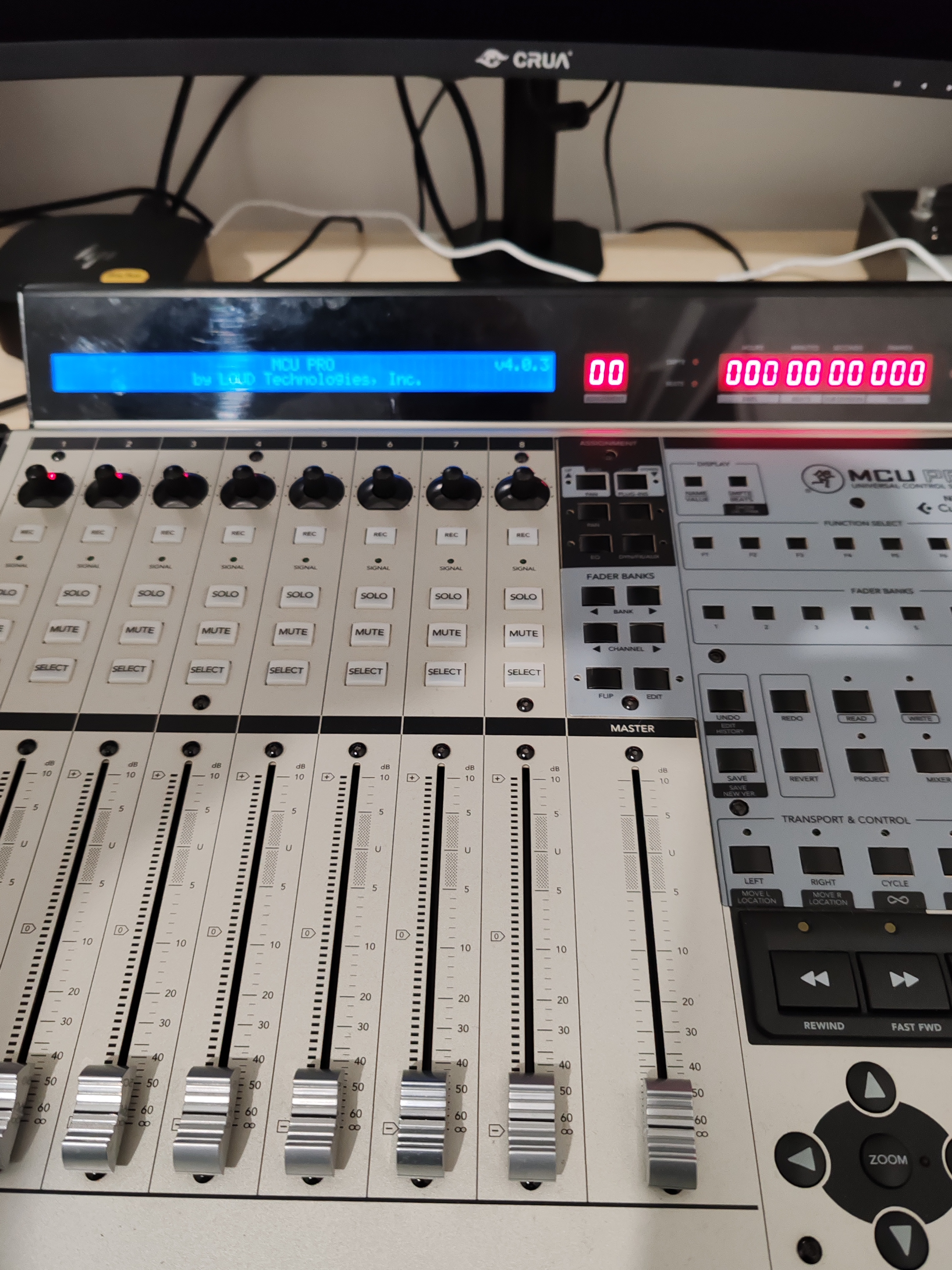 Vends Mackie MCU pro écran neuf 