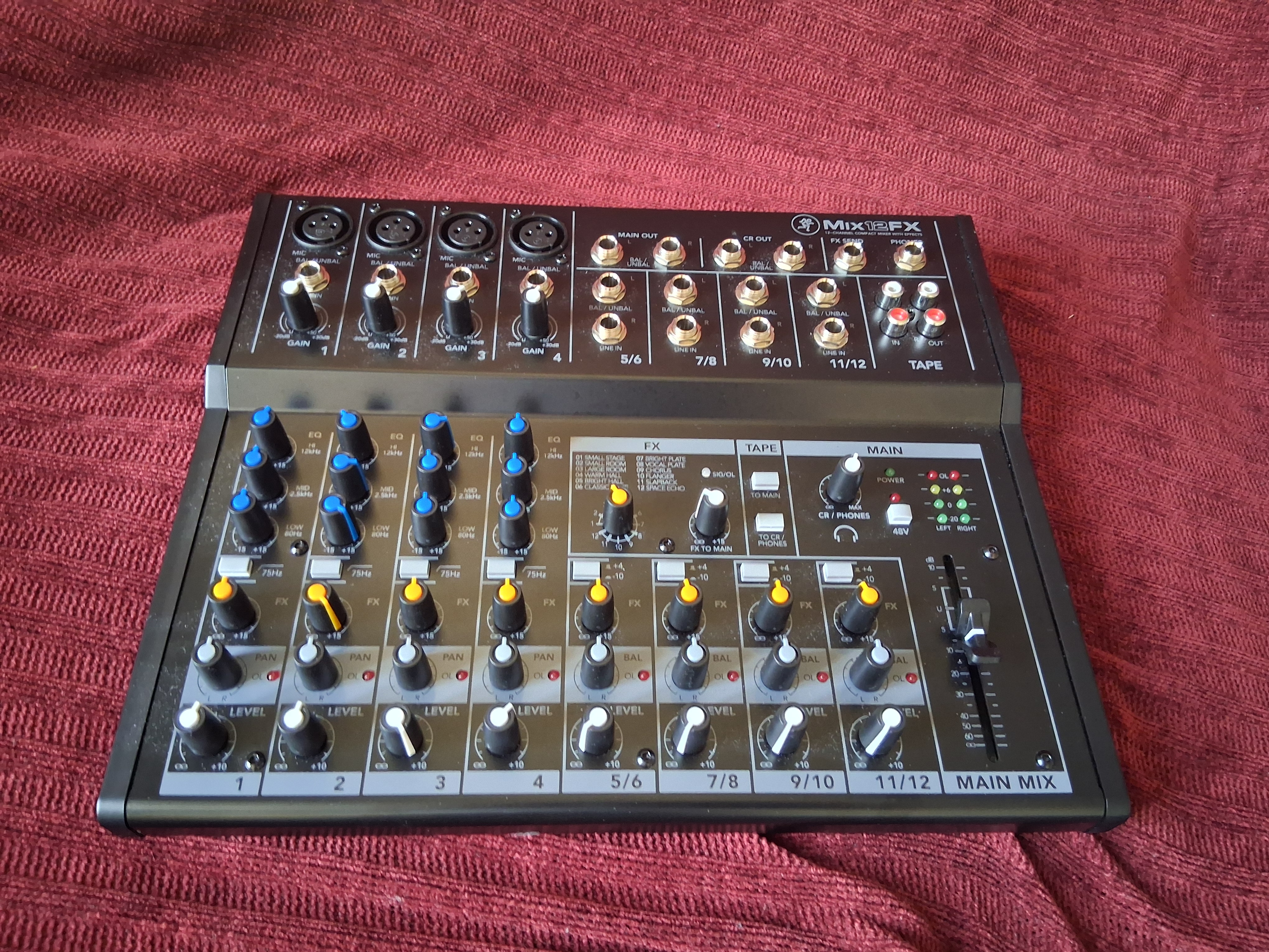 Mixeur Mackie Mix12FX