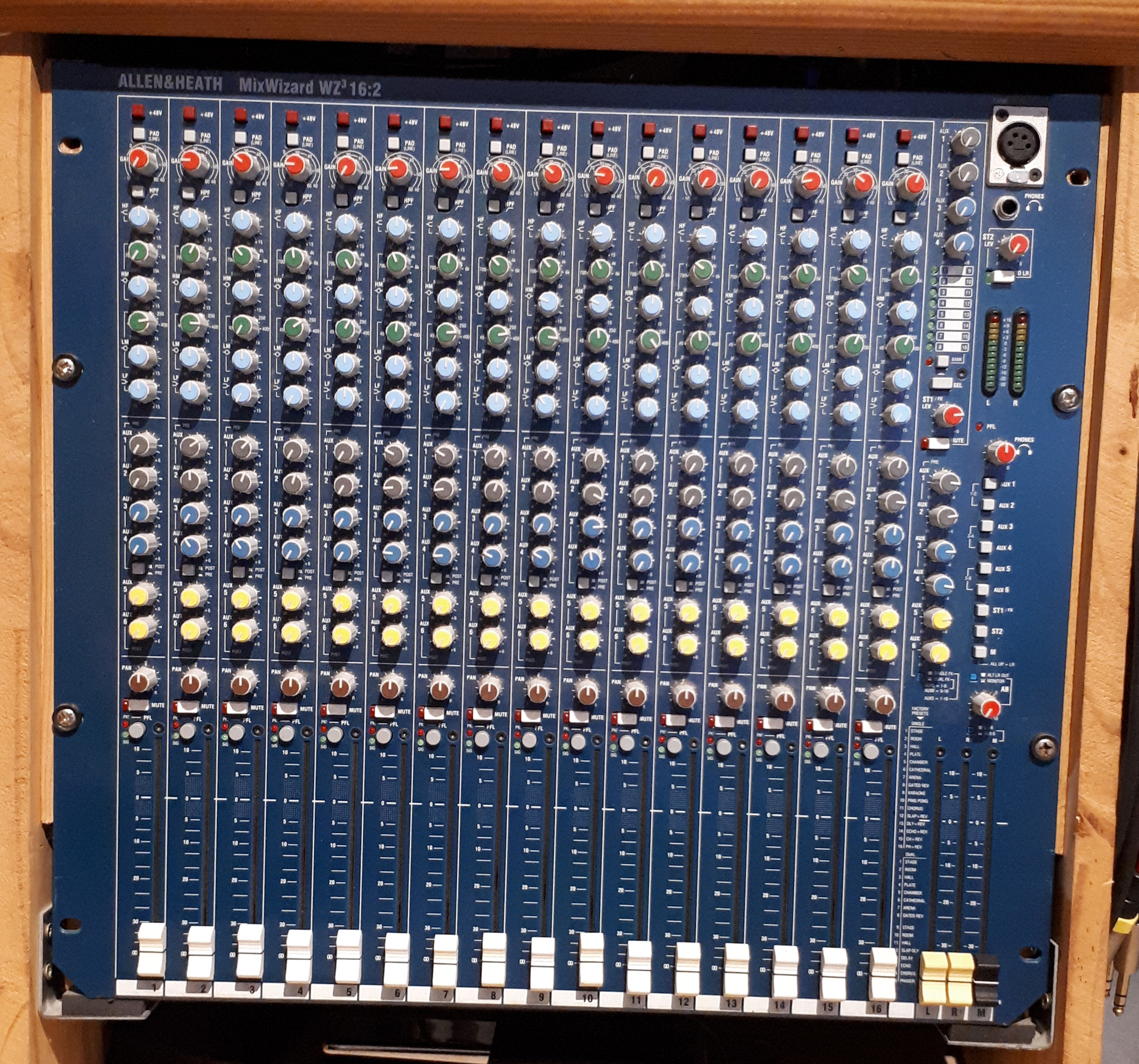Vends console mix Allen & Heath Wizard 3 16:2