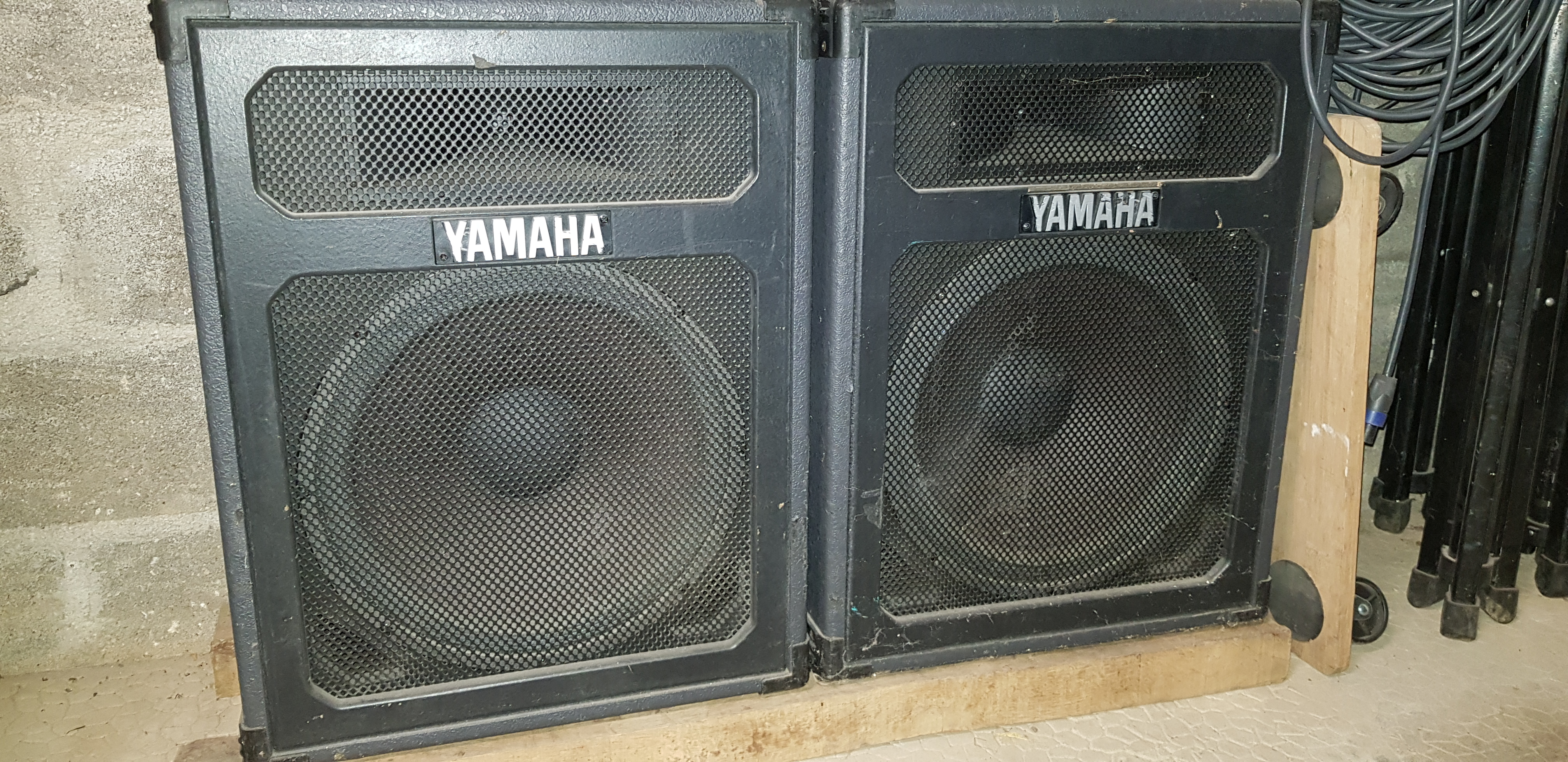 Vends pack sono Yamaha (2 enceintes + ampli + câbles)