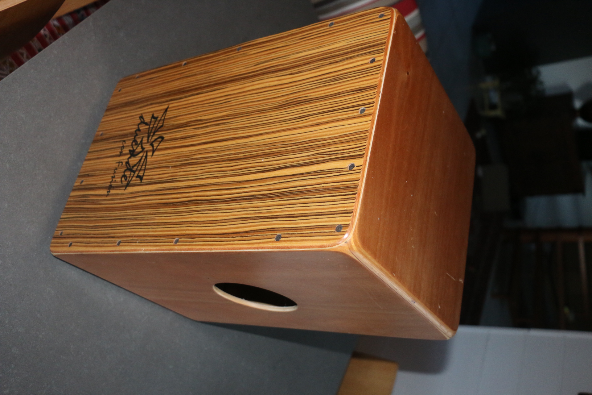 Vends Cajon Duende Excellent état (servi 5 heures en home studio)