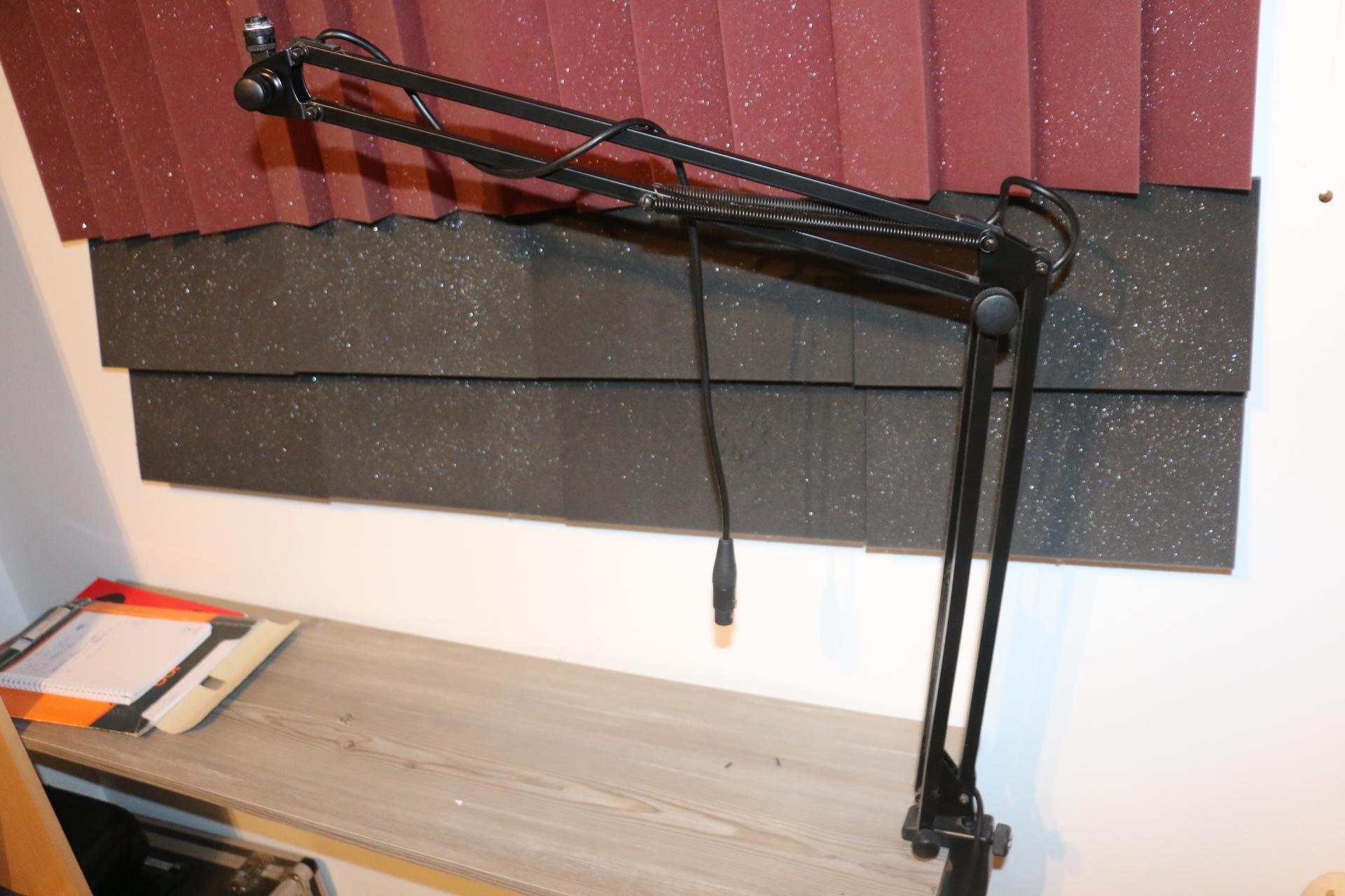 Vends support bureau K&M pour microphone avec câble intégré. 1ère main.