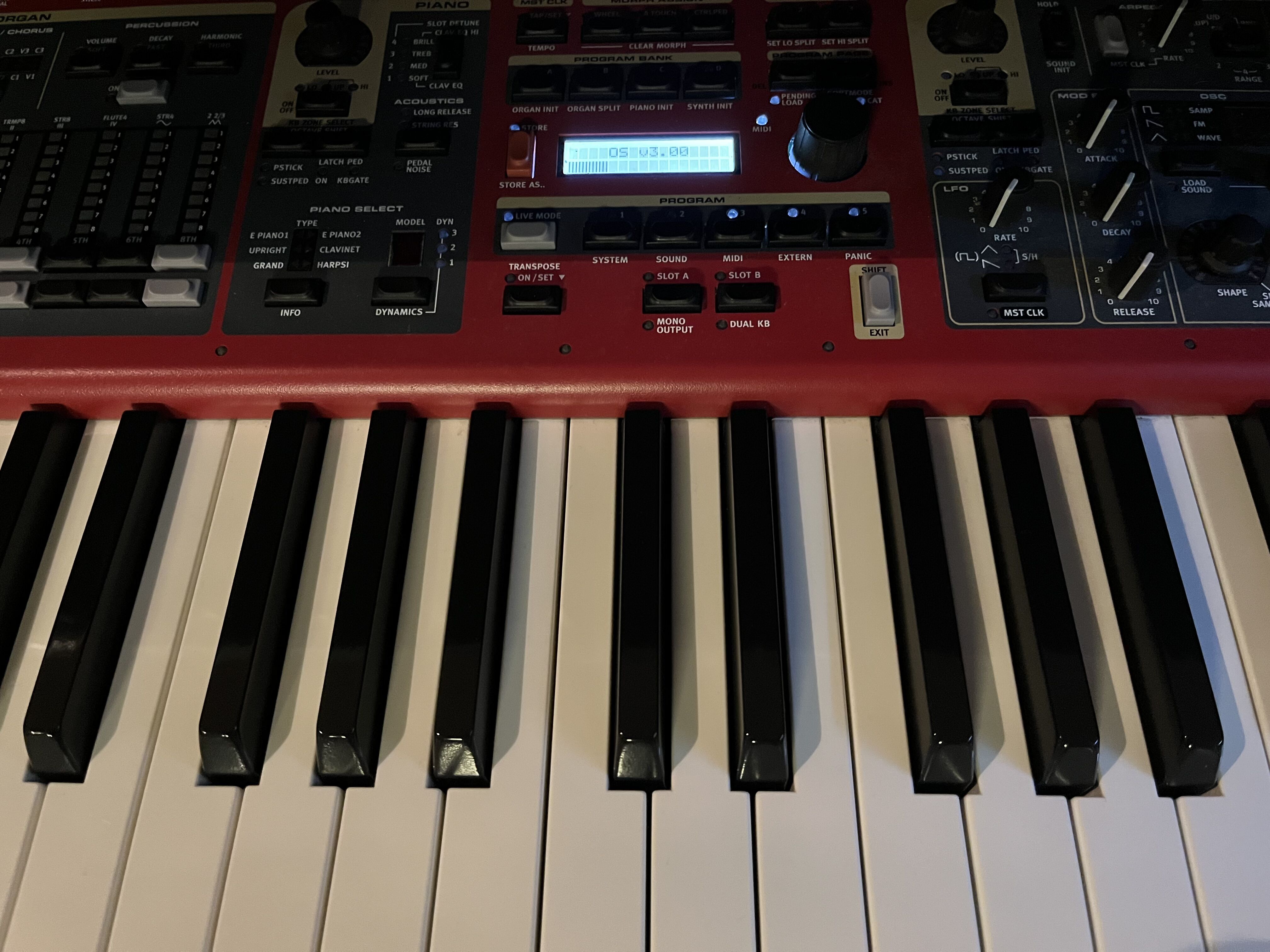 Vends Nord Stage 2 88, avec triple pédale, et son stand .