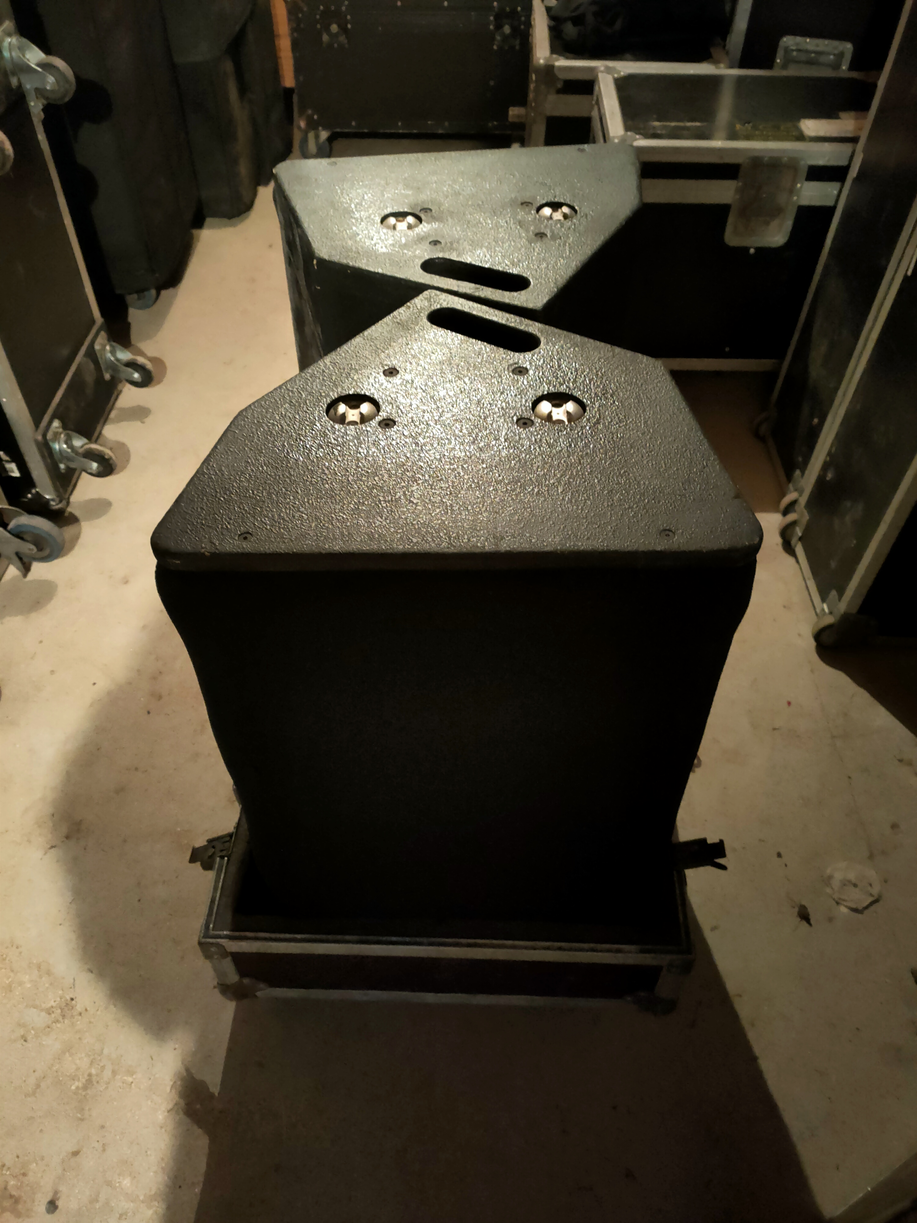 vends 2 enceintes dk audio  d15 t en flycase + en option 2 subs B 22 