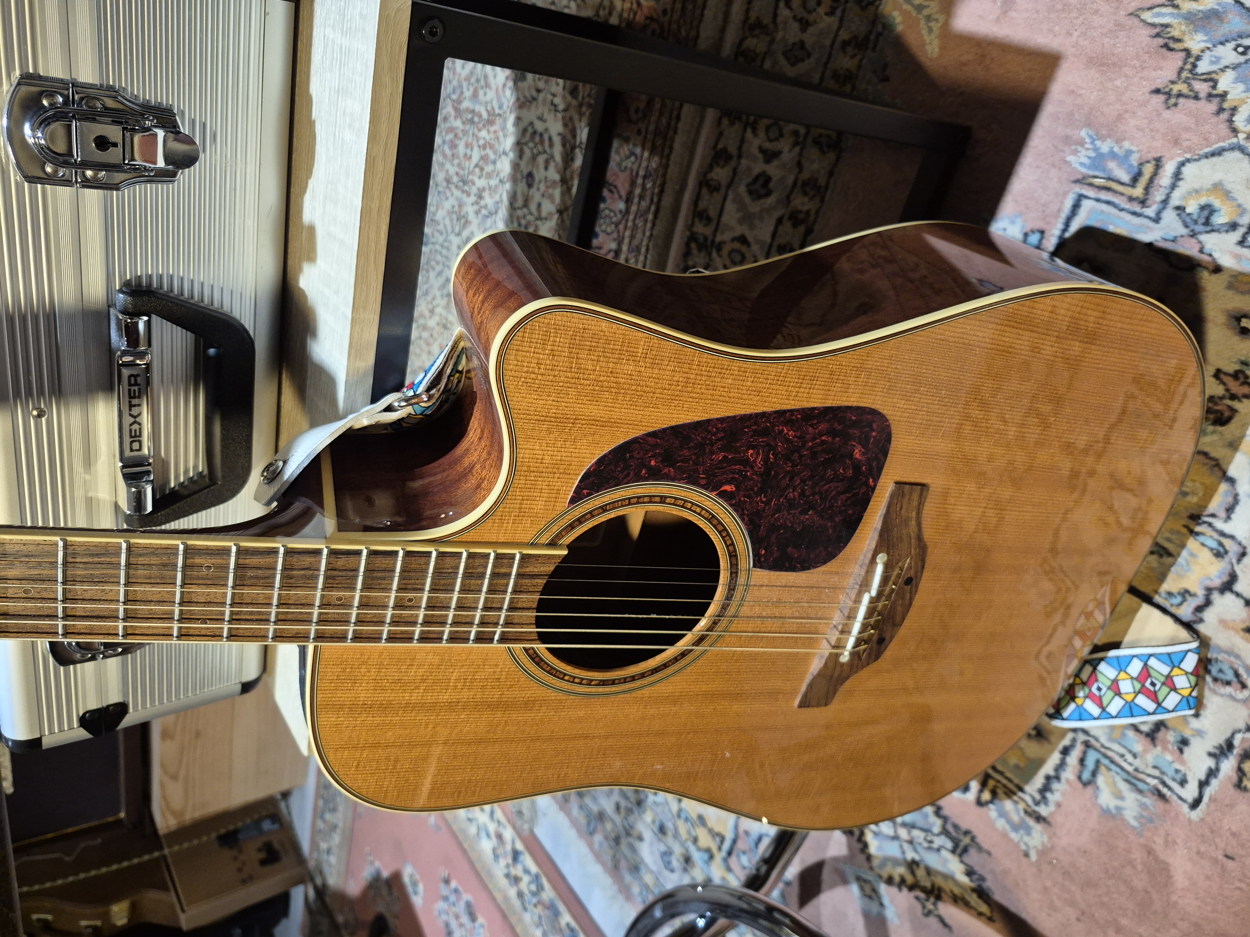 vends guitare électro-acoustique TAKAMINE P4DC 