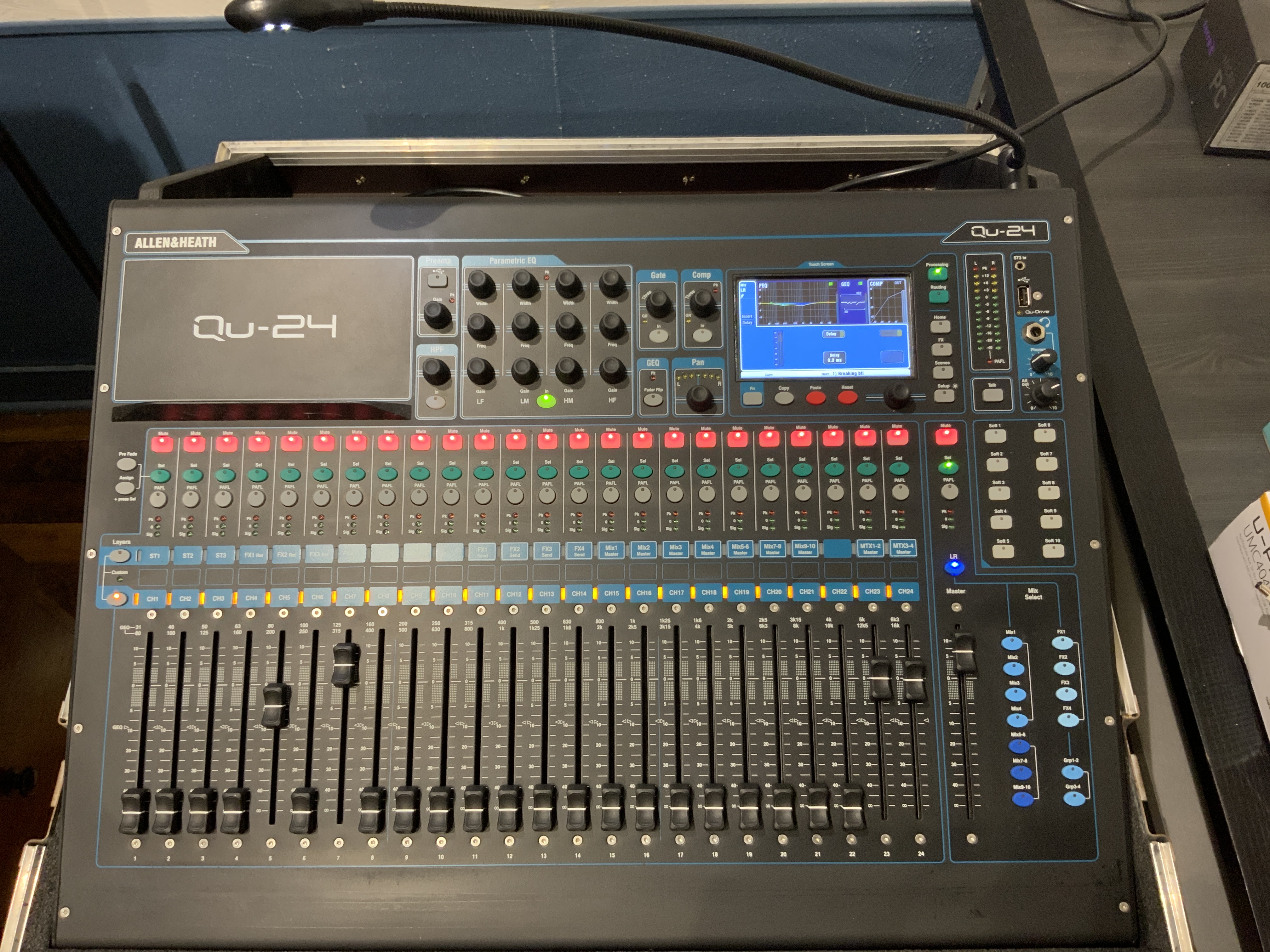  Vends table de mixage ALLEN HEAT QU24 dans son flight case THON