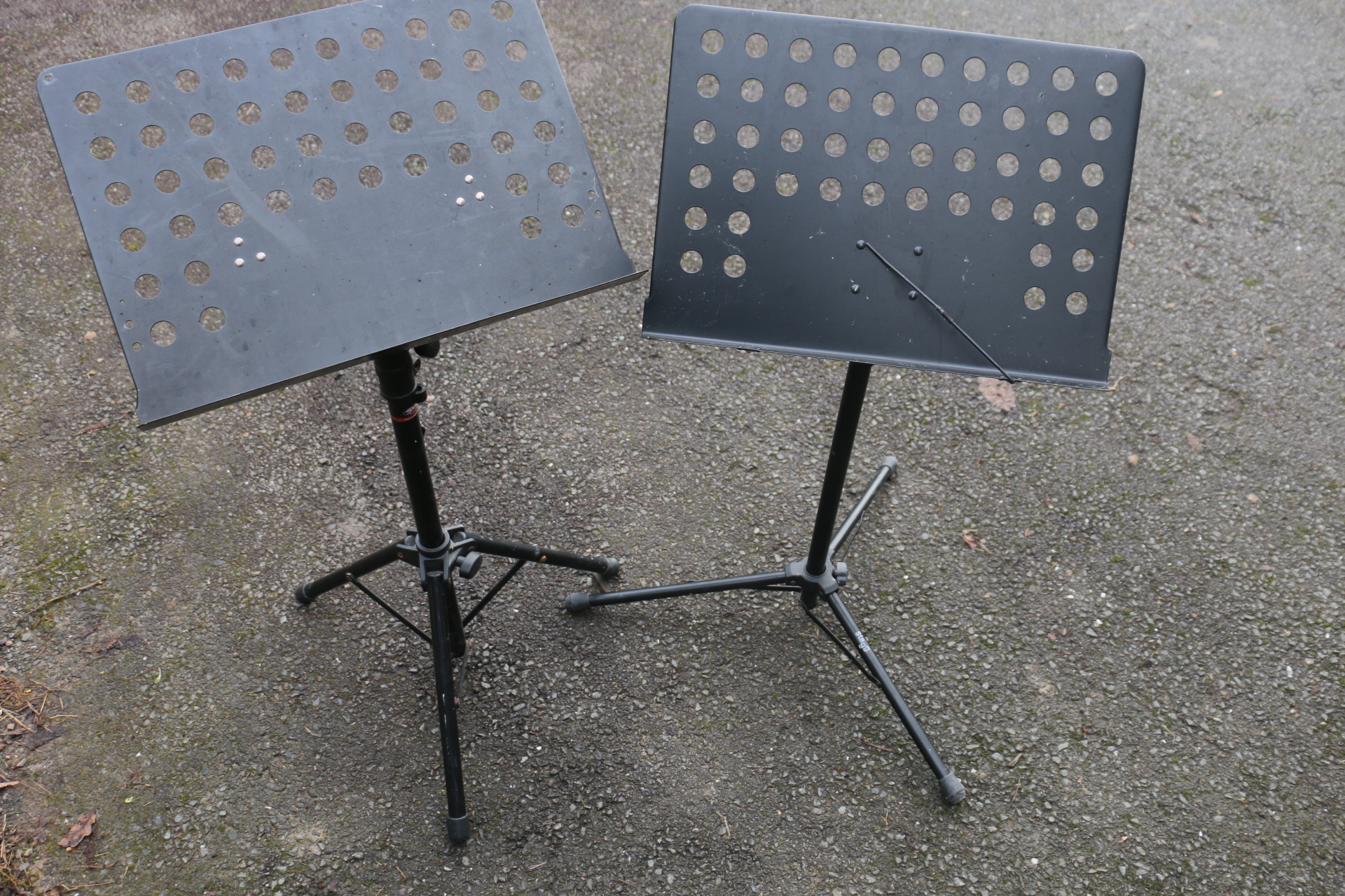 Vends lot  2 pupitres Stagg (2 modèles différents)