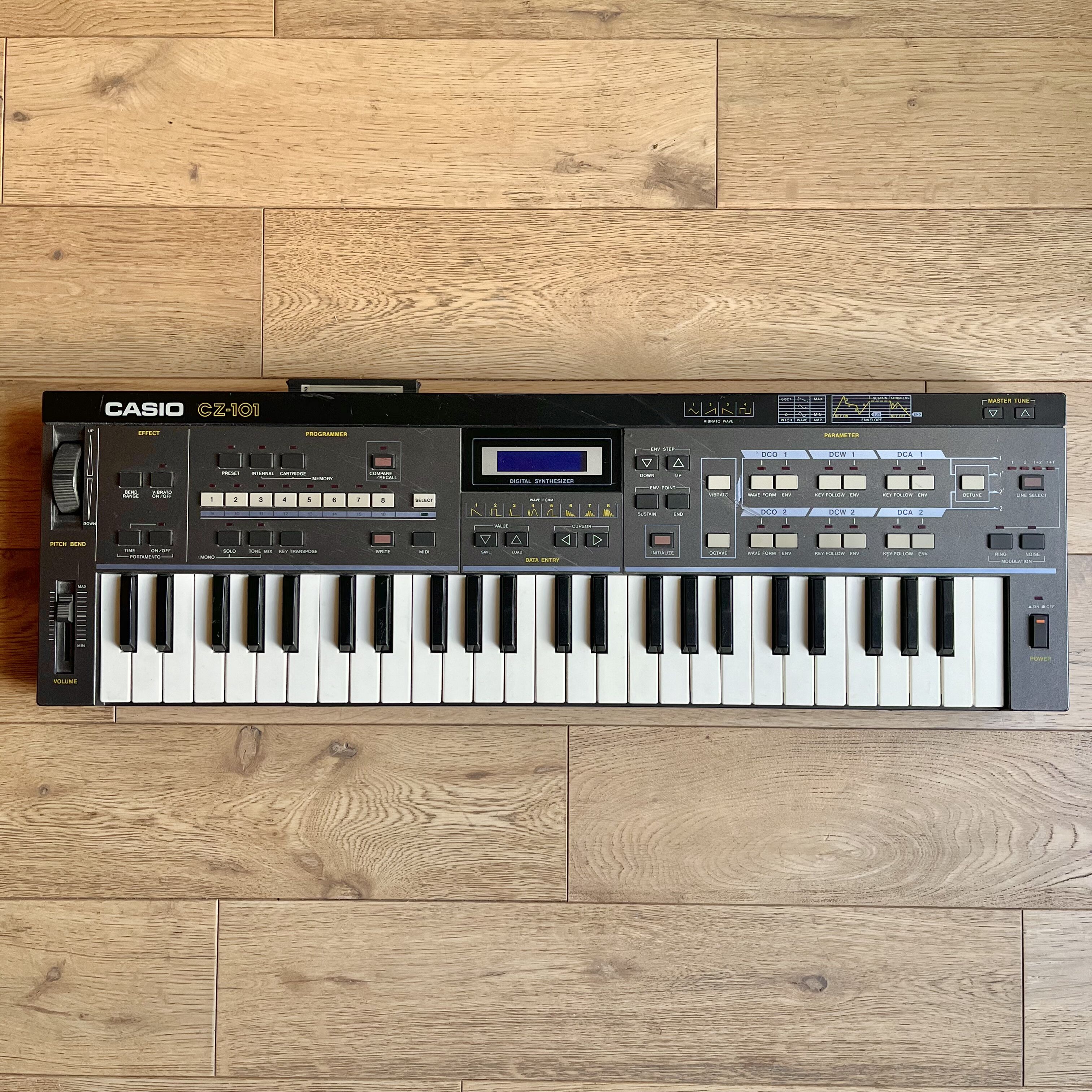 CASIO CZ-101 avec LCD rétro-éclairé + 2 cartes mémoire