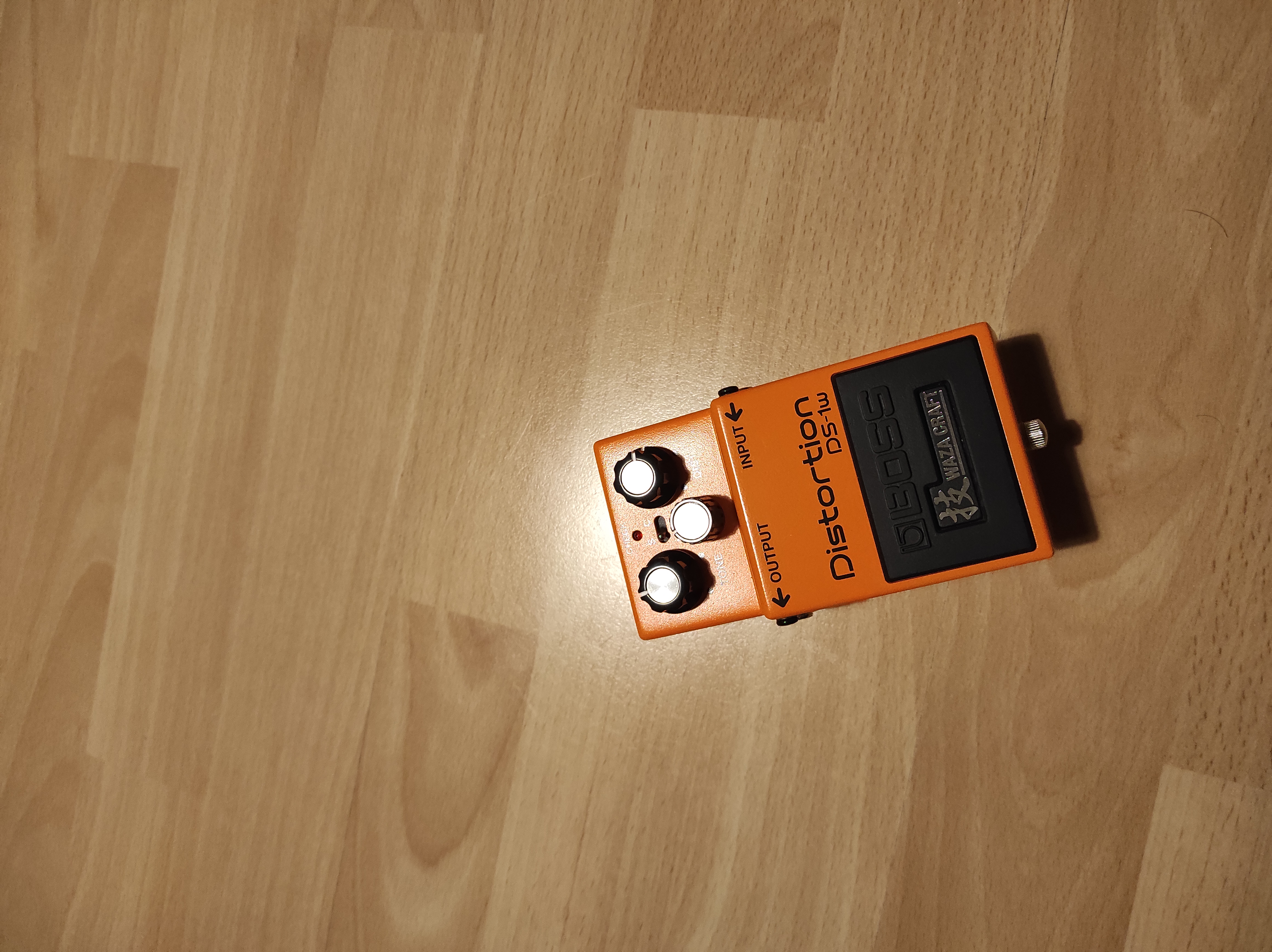 Boss DS-1W Waza Craft + plaque plate pour Pedaltrain