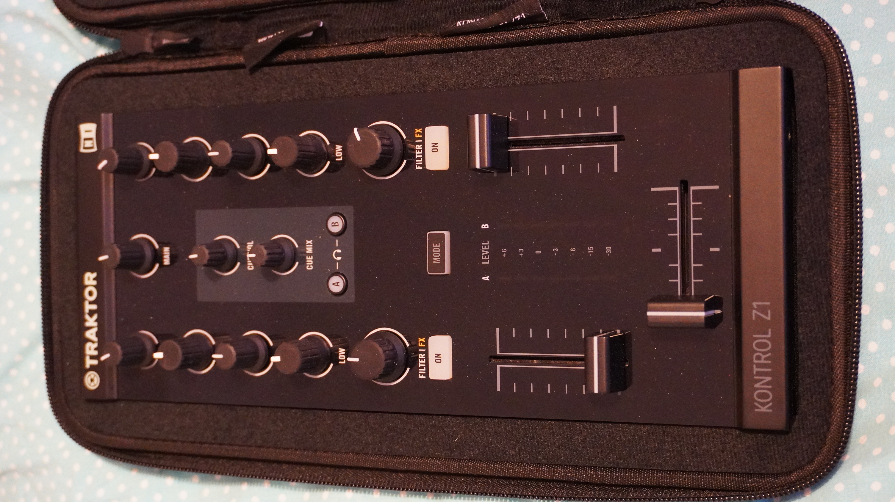 Contrôleur DJ Traktor Kontrol Z1 + licence Traktor Pro + housse de transport