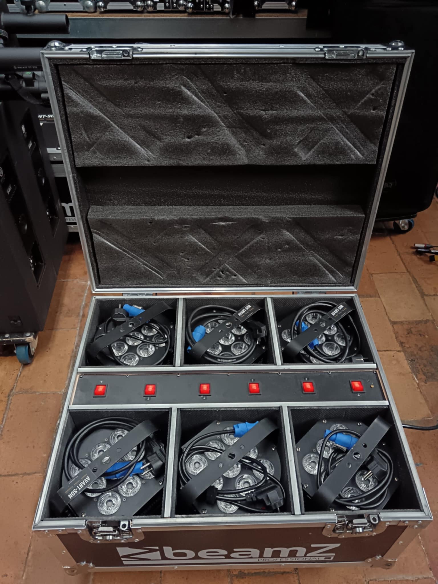 Vends projecteurs sur batterie à leds BEAMZ avec flightcase