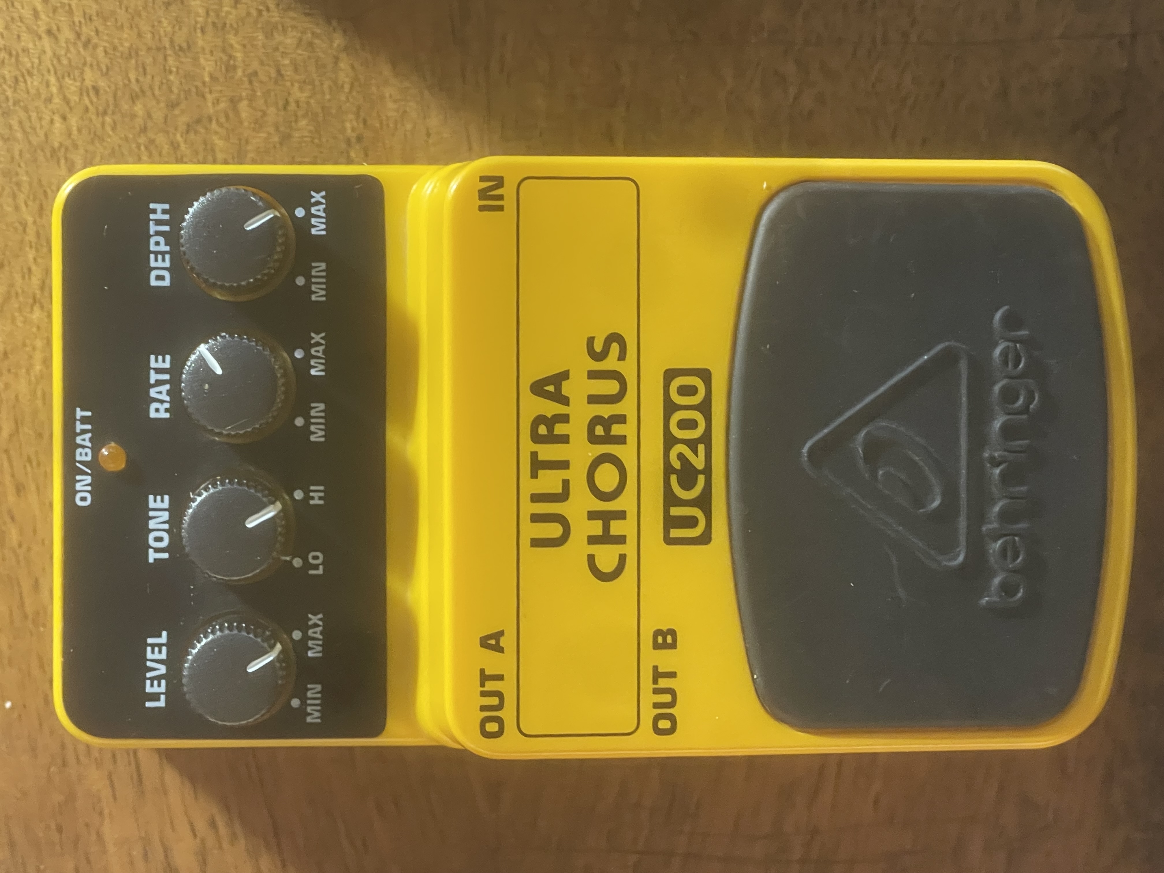 vands pédale Behringer UC200