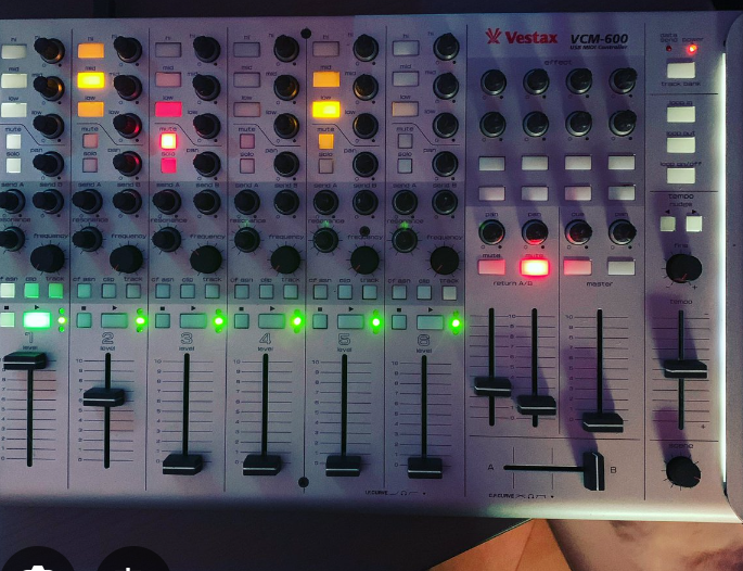 Vends contrôleur Vestax VCM 600