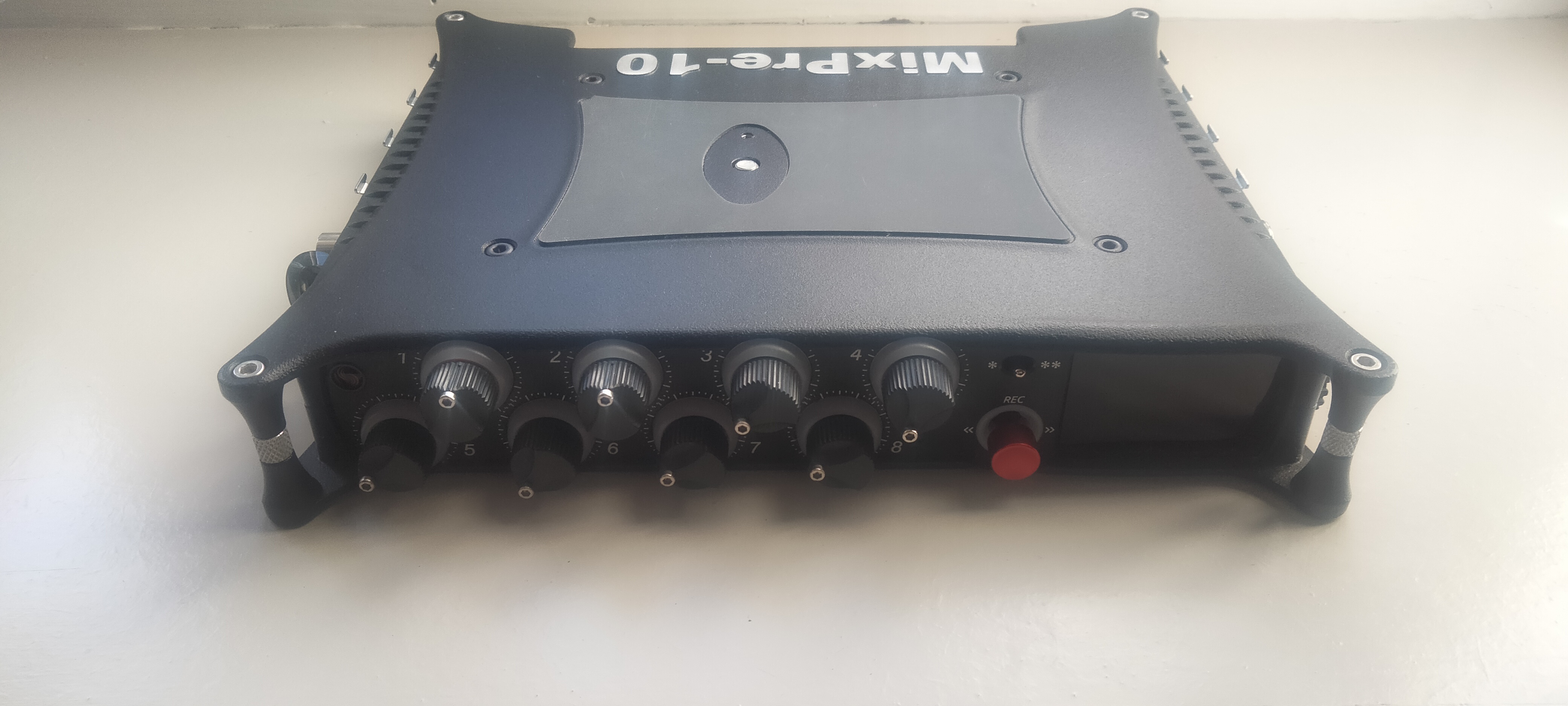 Superbe enregistreur peu utilisé et bichonné. 2 batteries + chargeur pour une autonomie de 24h inclues Sac ORCA inclu 