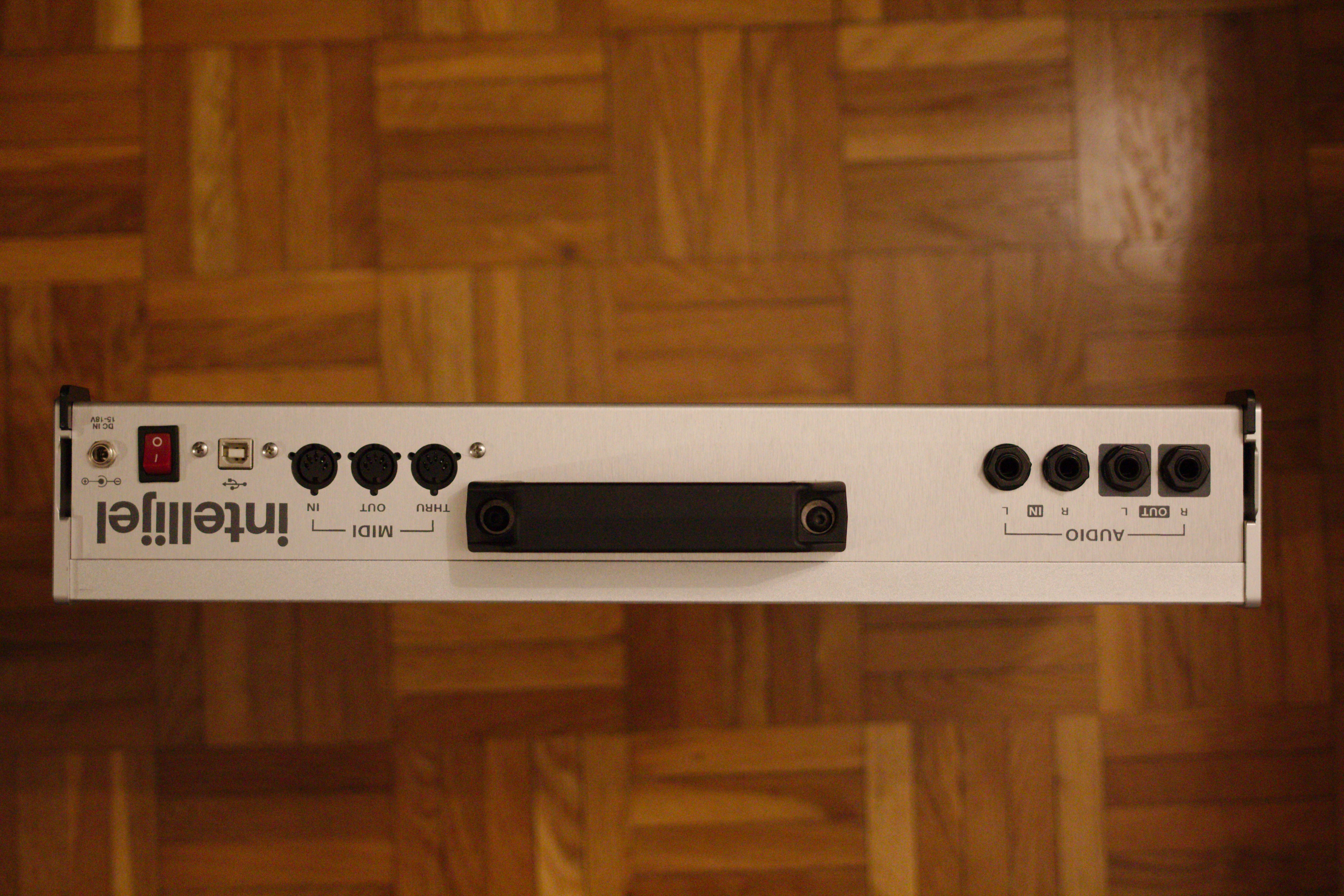 Vends Case Intellijel 84hp Gen-1 Mk1 Silver + IN/OUT 1U offert