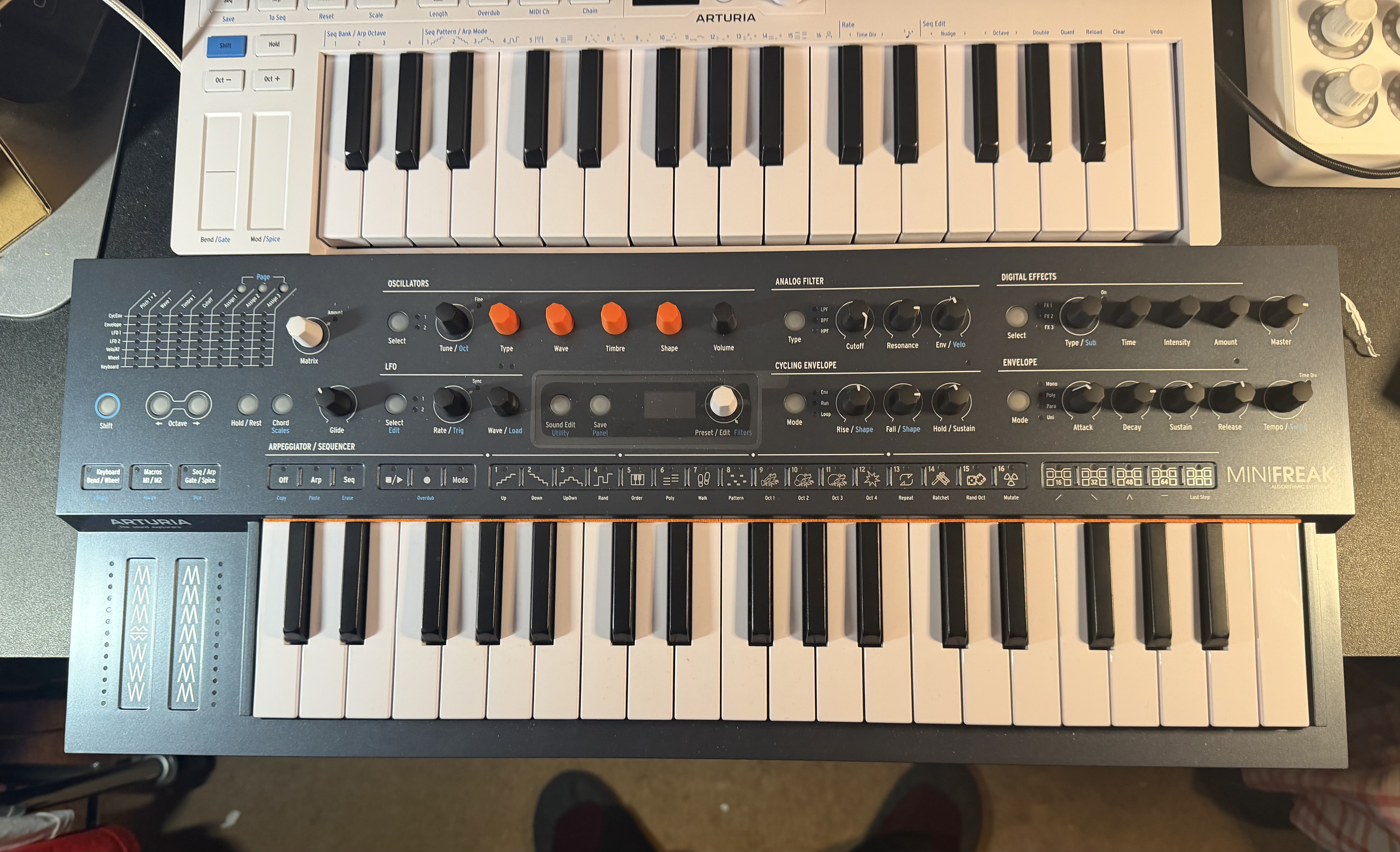 Synthétiseur Arturia minifreak acheter le 10 septembre 2025 et garantie trois ans en parfait état