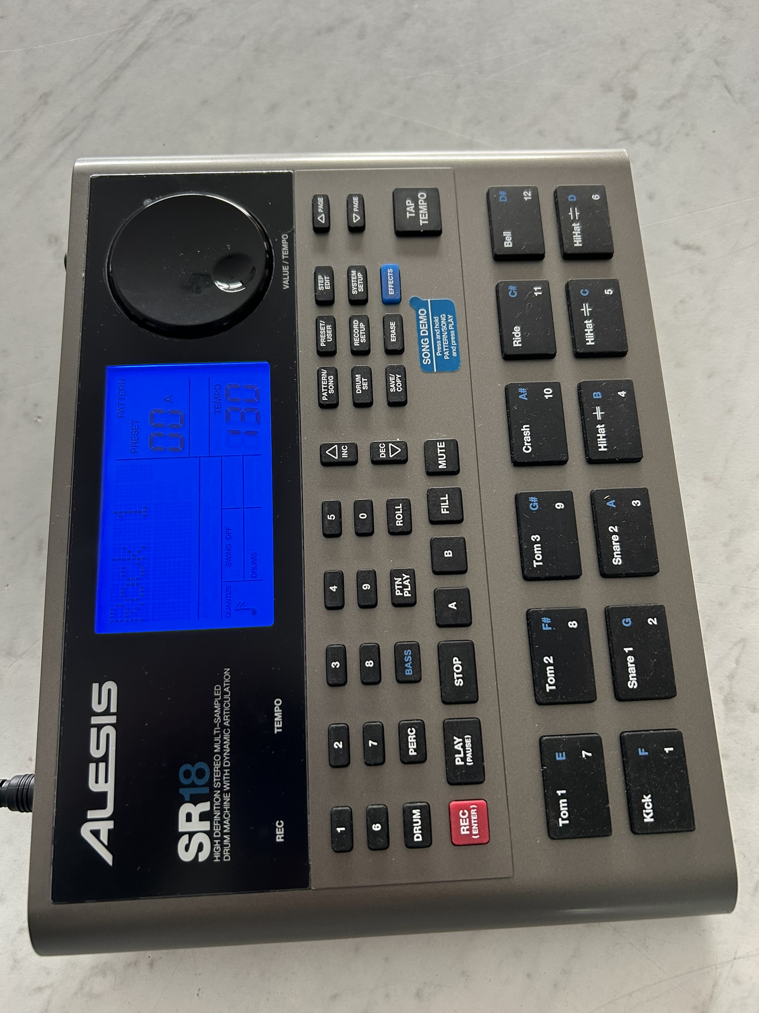 alesis SR18