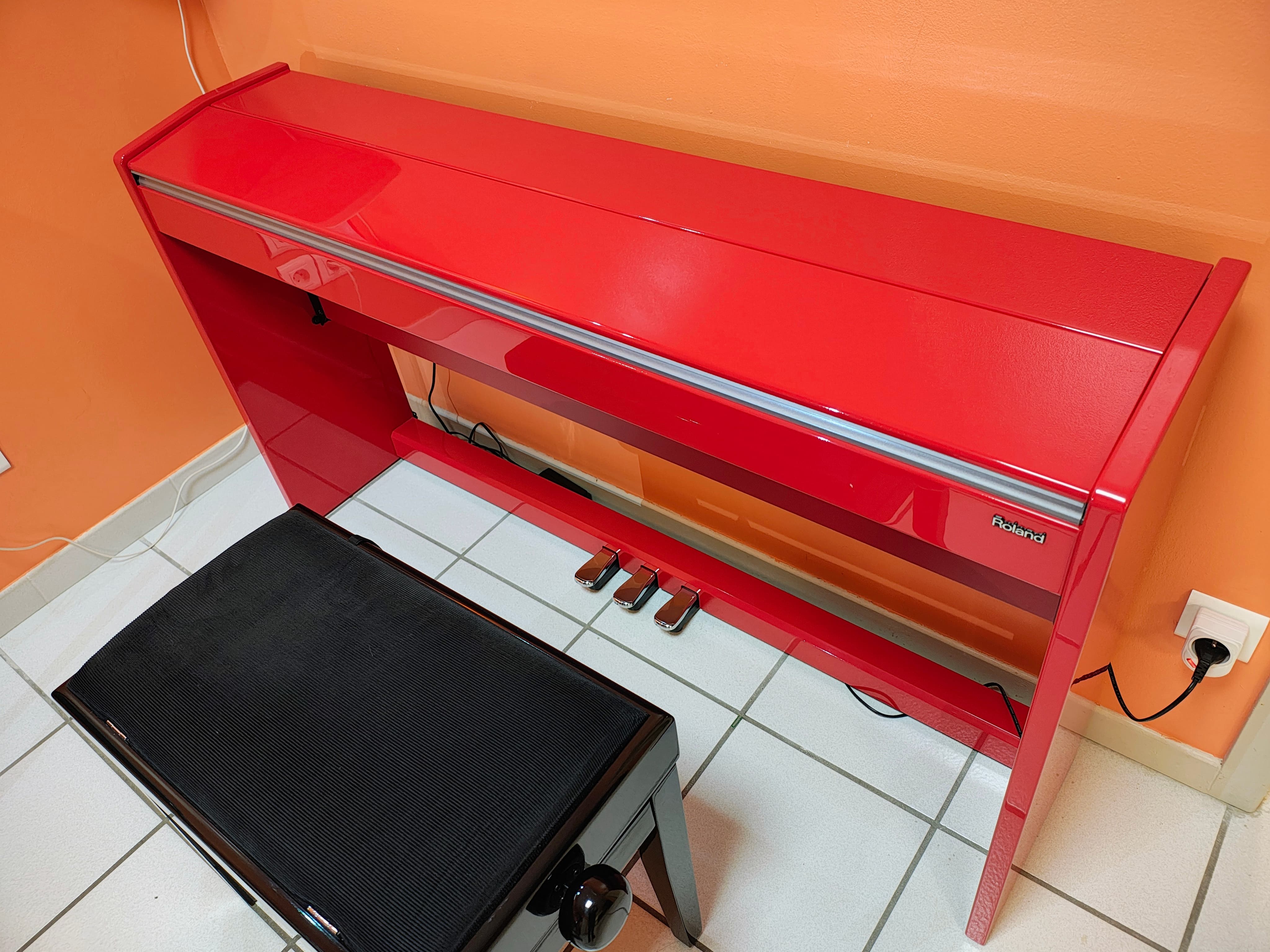 Vends [69] Piano Roland F-120 R + banc avec compartiment pour partitions